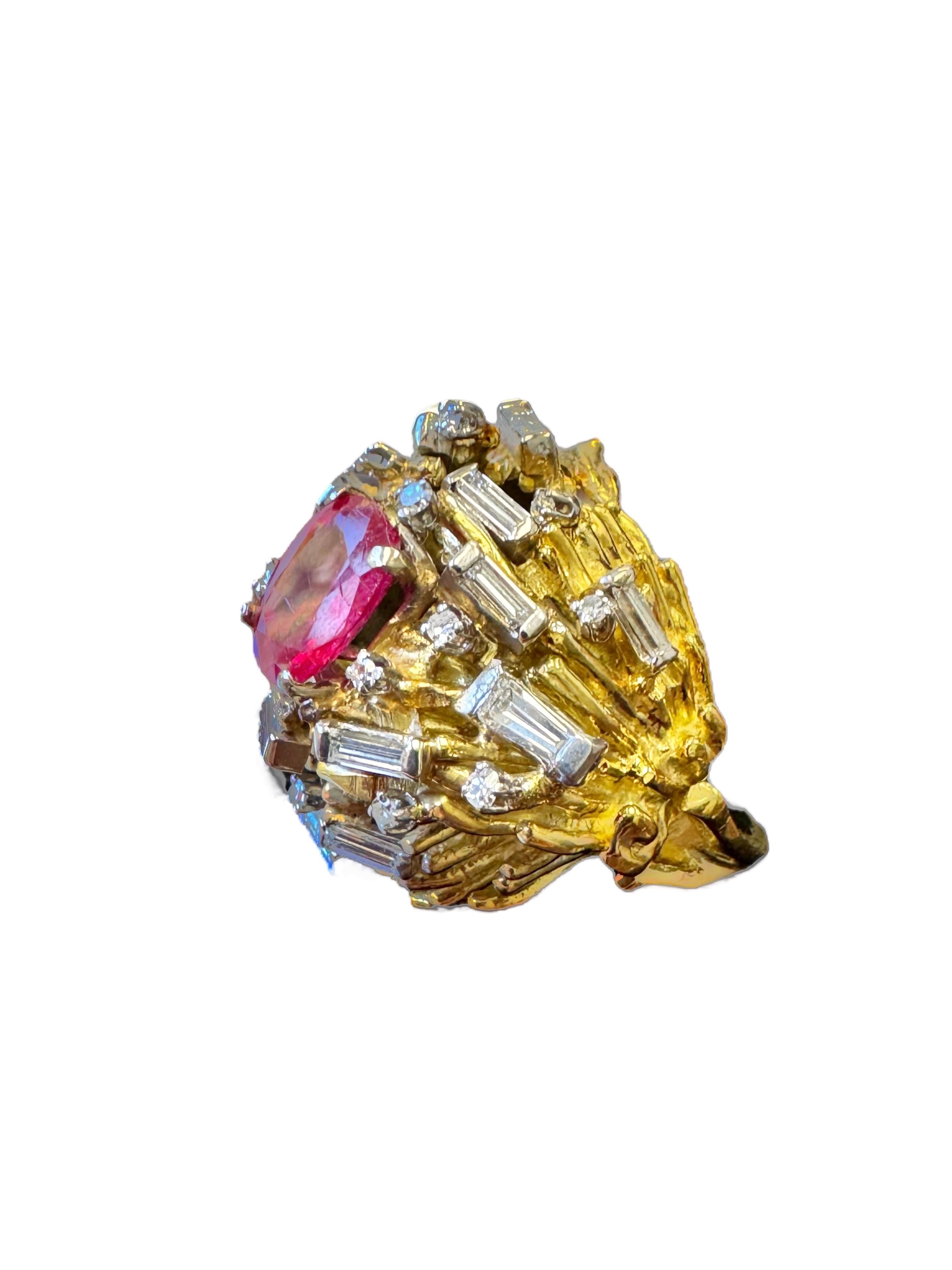 Femenino o masculino Anillo de cóctel de oro amarillo de 18 quilates con textura de rubíes y diamantes en venta