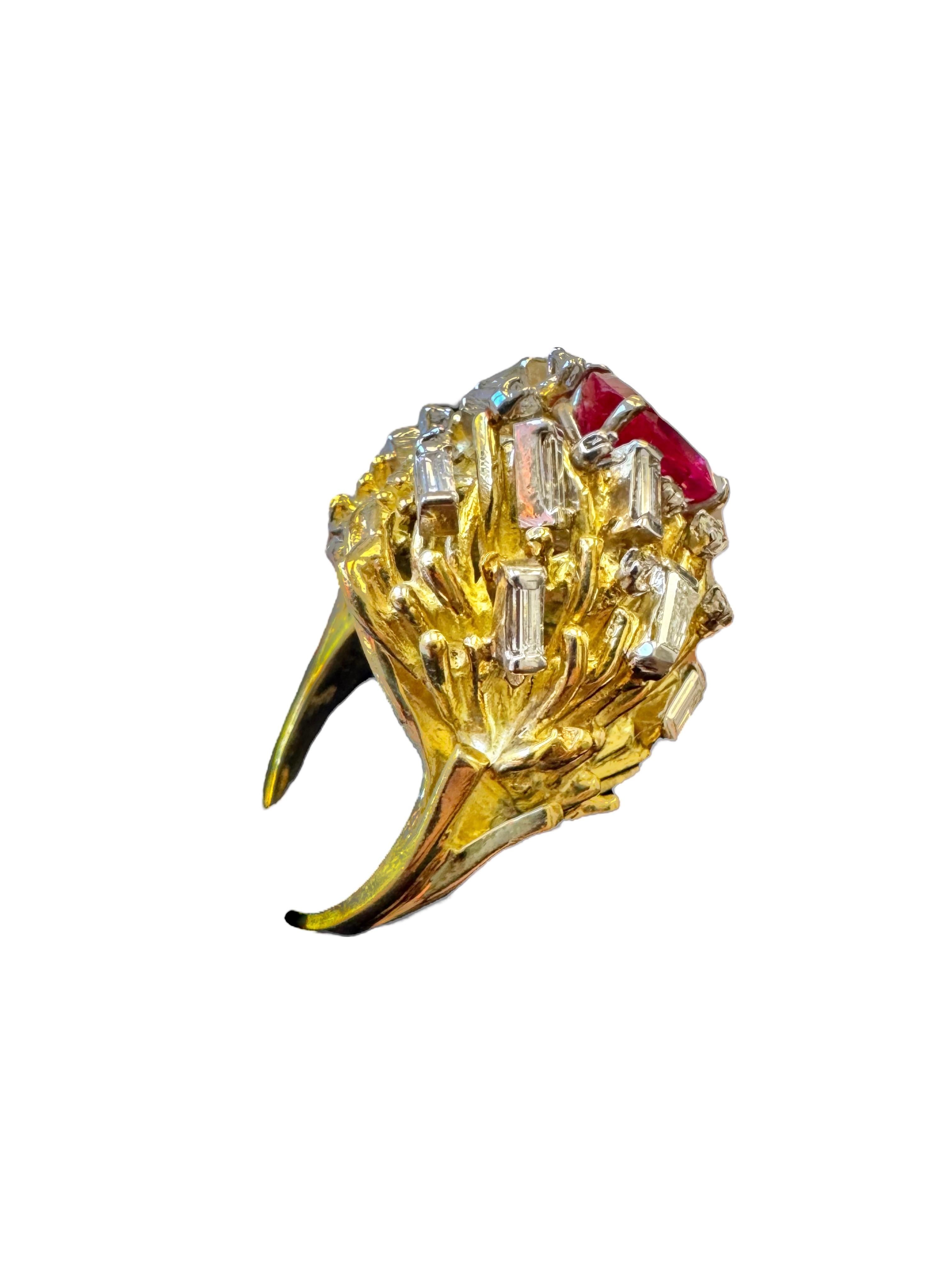 Anillo de cóctel de oro amarillo de 18 quilates con textura de rubíes y diamantes en venta 1