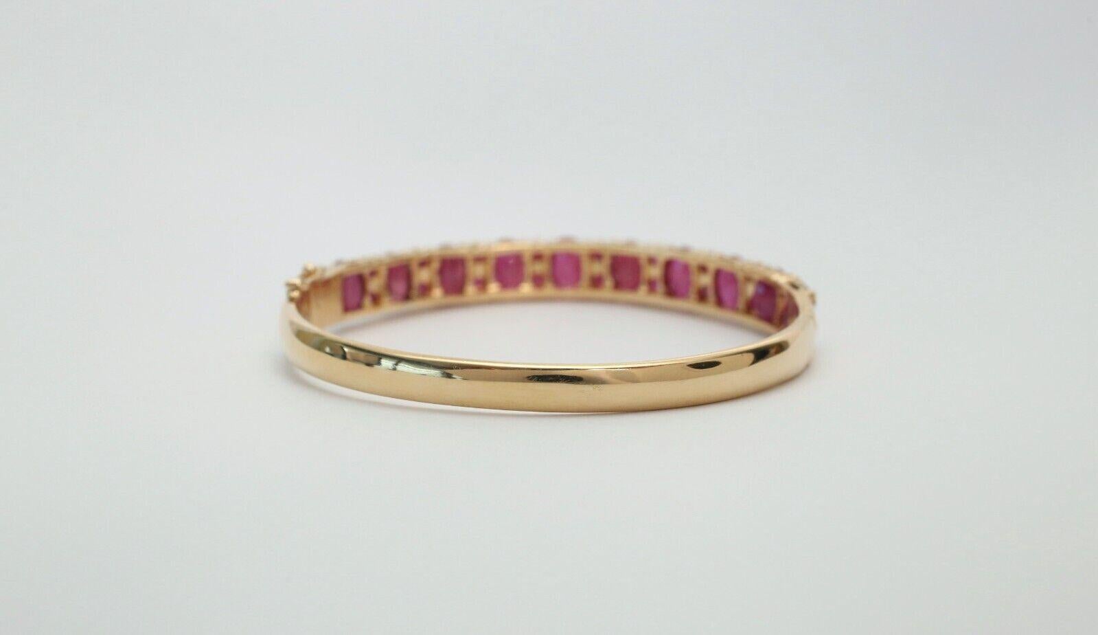 18k Yellow Gold Ruby Bangle, 6.75 inches - 22.0g In Good Condition For Sale In Providence, RI