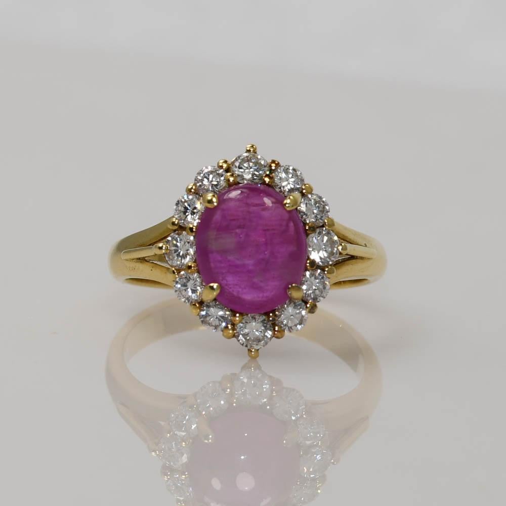 Bague pour dame en or jaune 18k avec rubis et diamants.
Estampillé 750 et pèse 6,7 grammes.
Le rubis est taillé en cabochon, environ 3,50 carats, bonne couleur.
Sur les côtés se trouvent des diamants ronds de taille brillant, 0,75 carats au total,