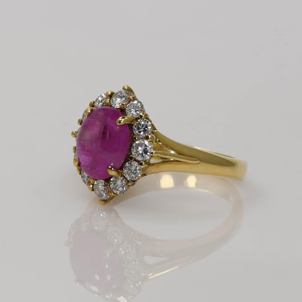 Bague en or jaune 18K avec cabochon de rubis et diamant 6.7g Unisexe en vente