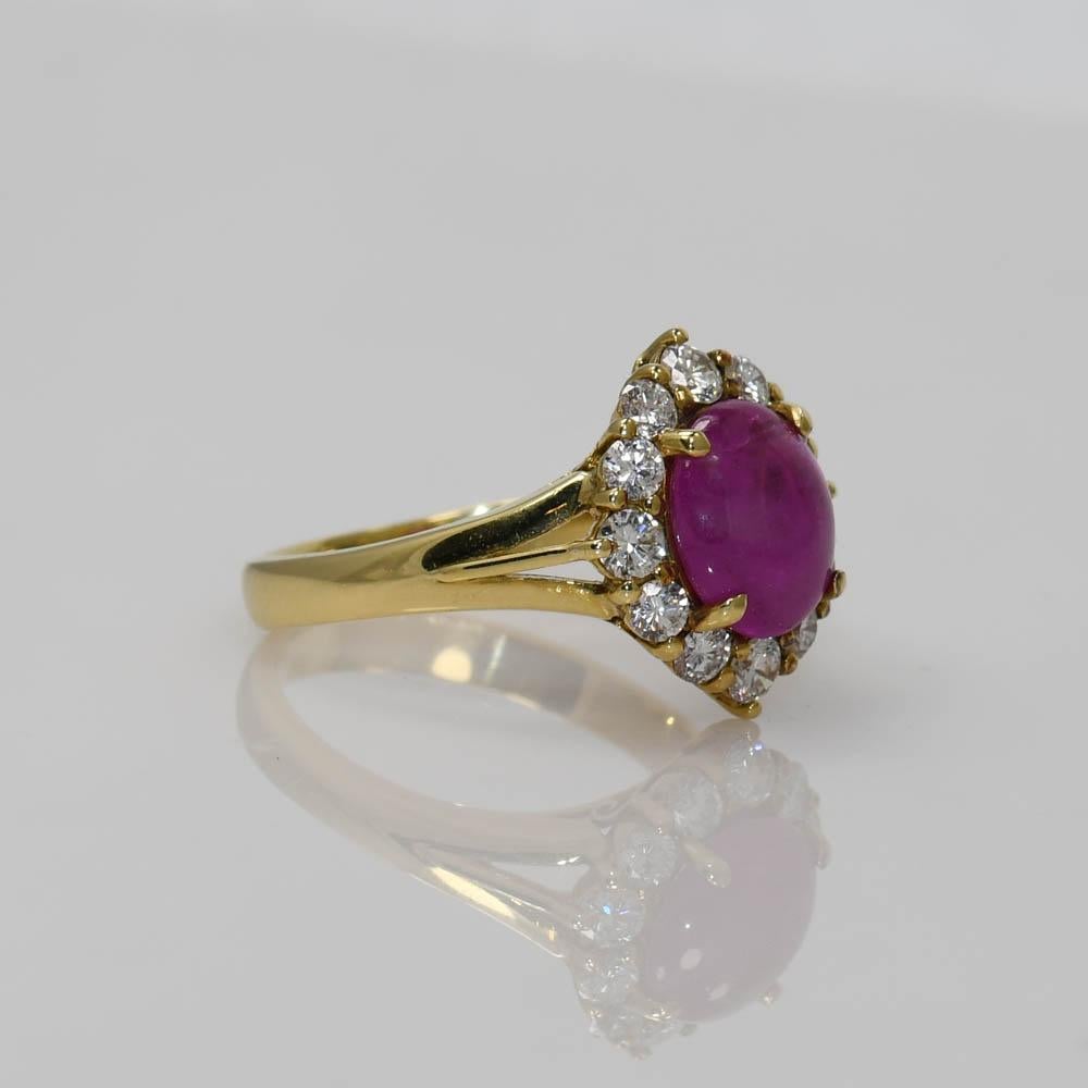 Bague en or jaune 18K avec cabochon de rubis et diamant 6.7g en vente 1