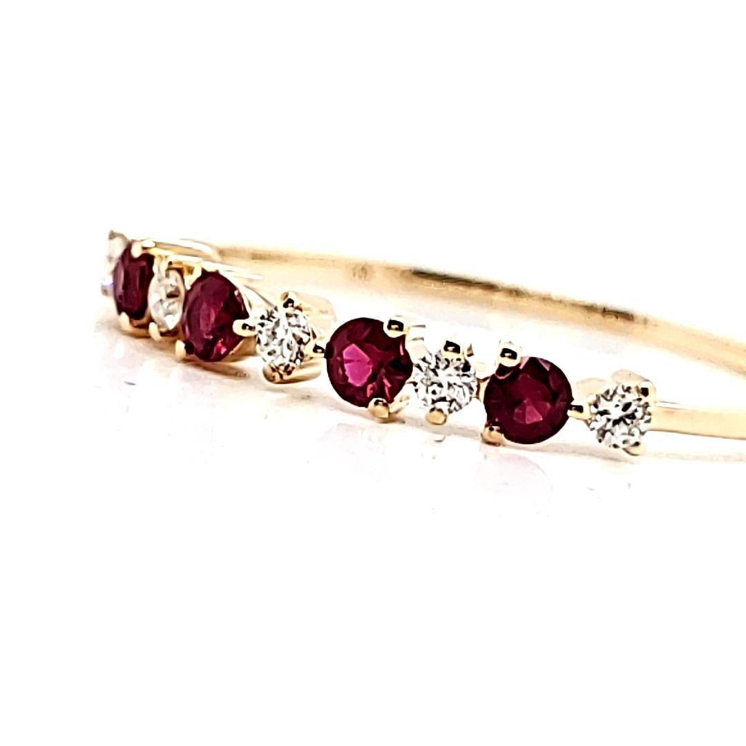 Verlobungsring aus 18 Karat Gelbgold mit Rubin-Cts 0,18 und rundem Diamanten (Rundschliff) im Angebot
