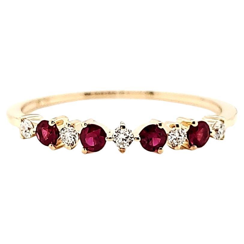 Anillo de compromiso de oro amarillo de 18k con rubí 0,18 cts y diamante redondo