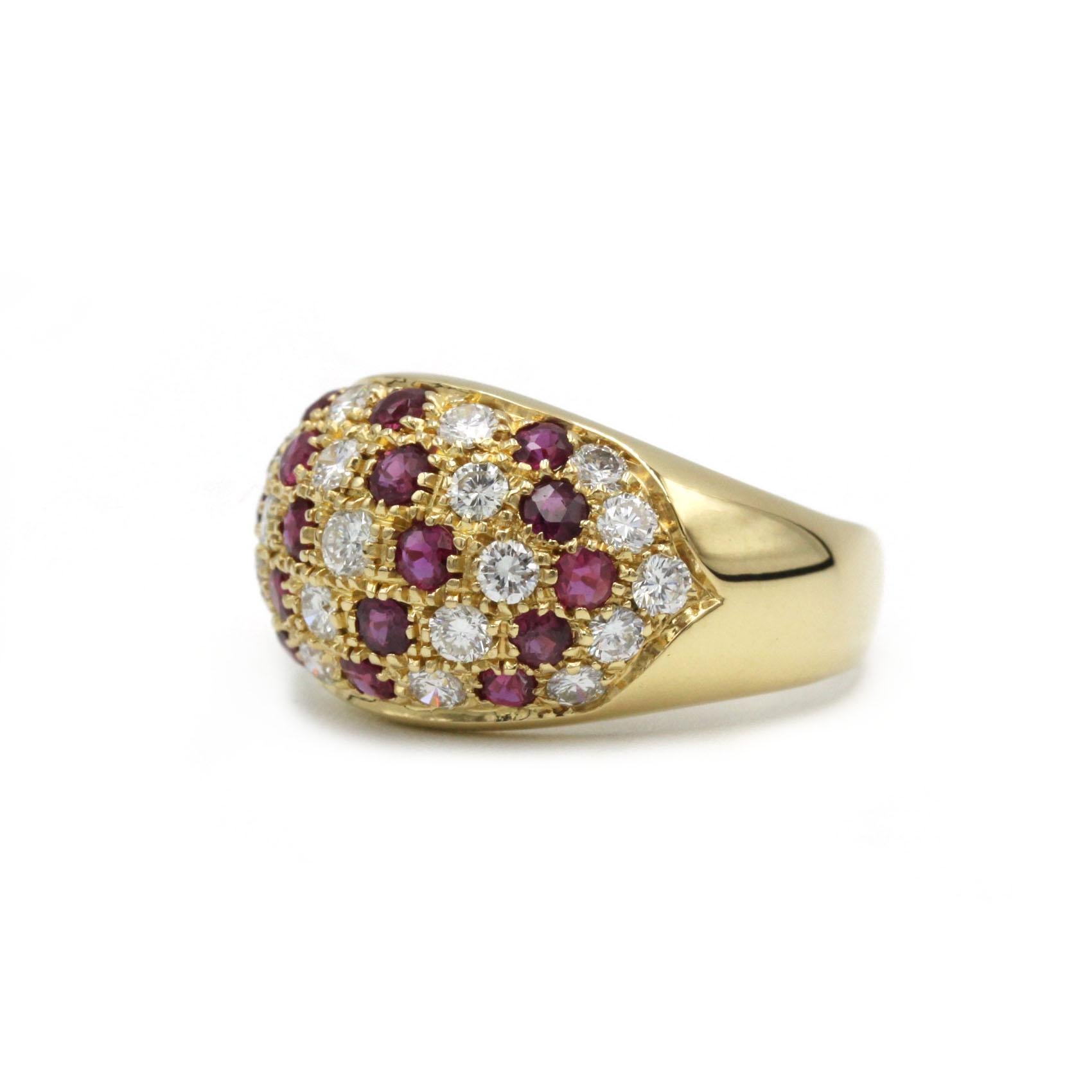 Questa sontuosa fascia in stile bombe, realizzata in caldo oro giallo 18 carati (750 ‰), mette in mostra una splendida scacchiera di 21 diamanti a taglio brillante (circa 0,70 carati in totale) e 18 vibranti rubini rotondi (circa 0,60 carati in