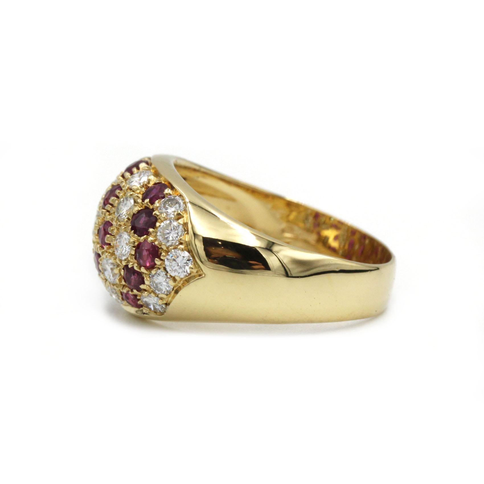 Contemporaneo Anello a fascia con rubini e diamanti in oro giallo 18 carati - 21 diamanti da 0,70 ct, 18 rubini da 0,60 ct in vendita