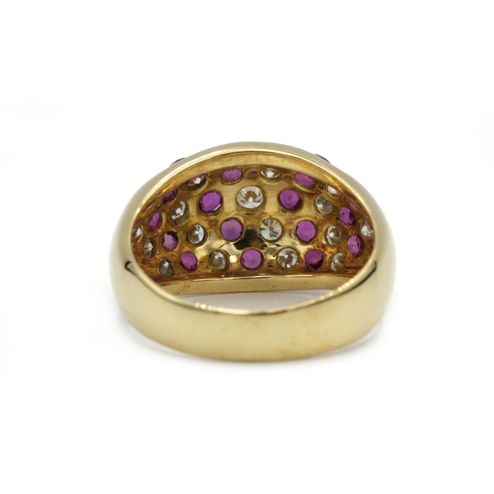 Taglio rotondo Anello a fascia con rubini e diamanti in oro giallo 18 carati - 21 diamanti da 0,70 ct, 18 rubini da 0,60 ct in vendita