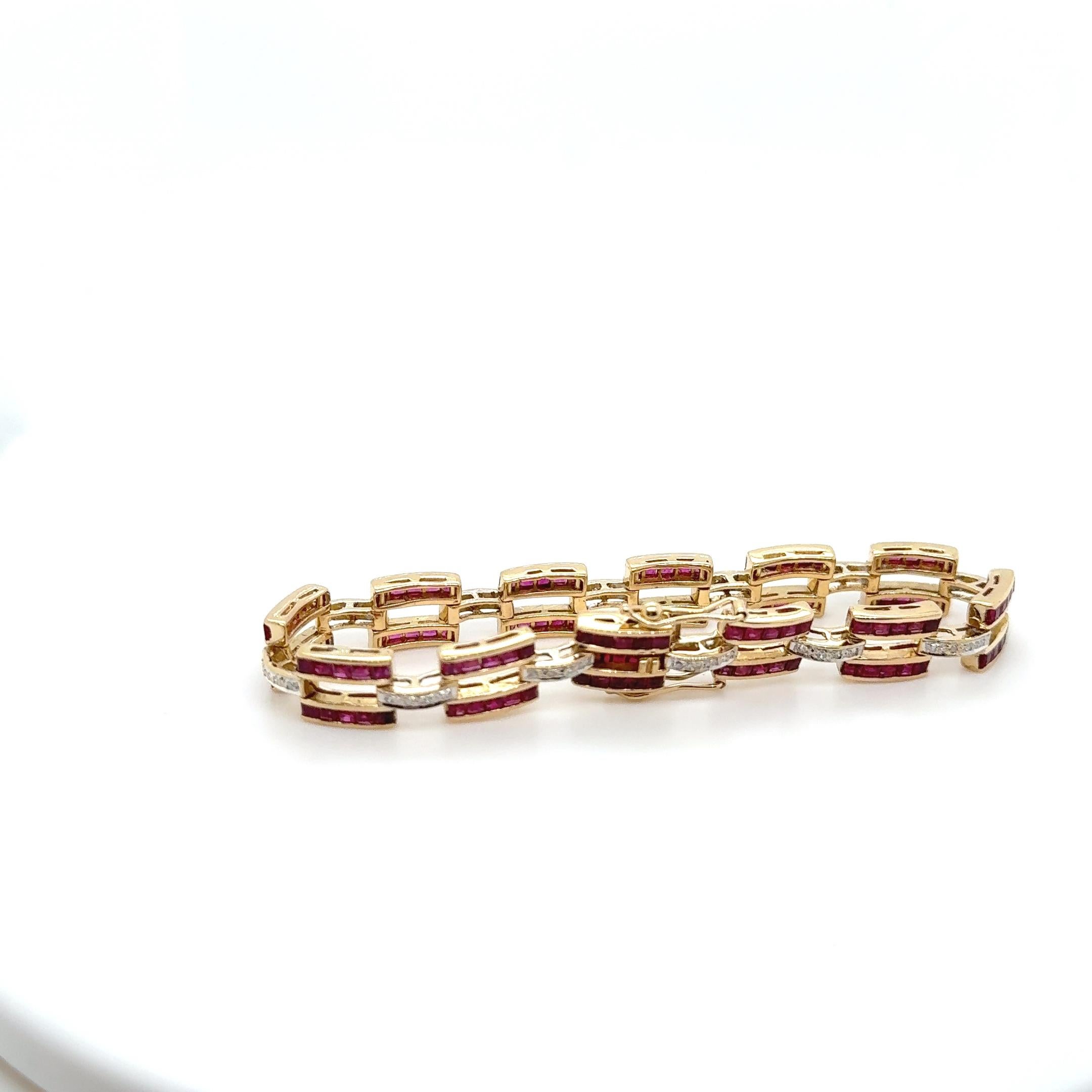 Taille ronde 18K Yellow Gold Ruby Diamond Bracelet en vente