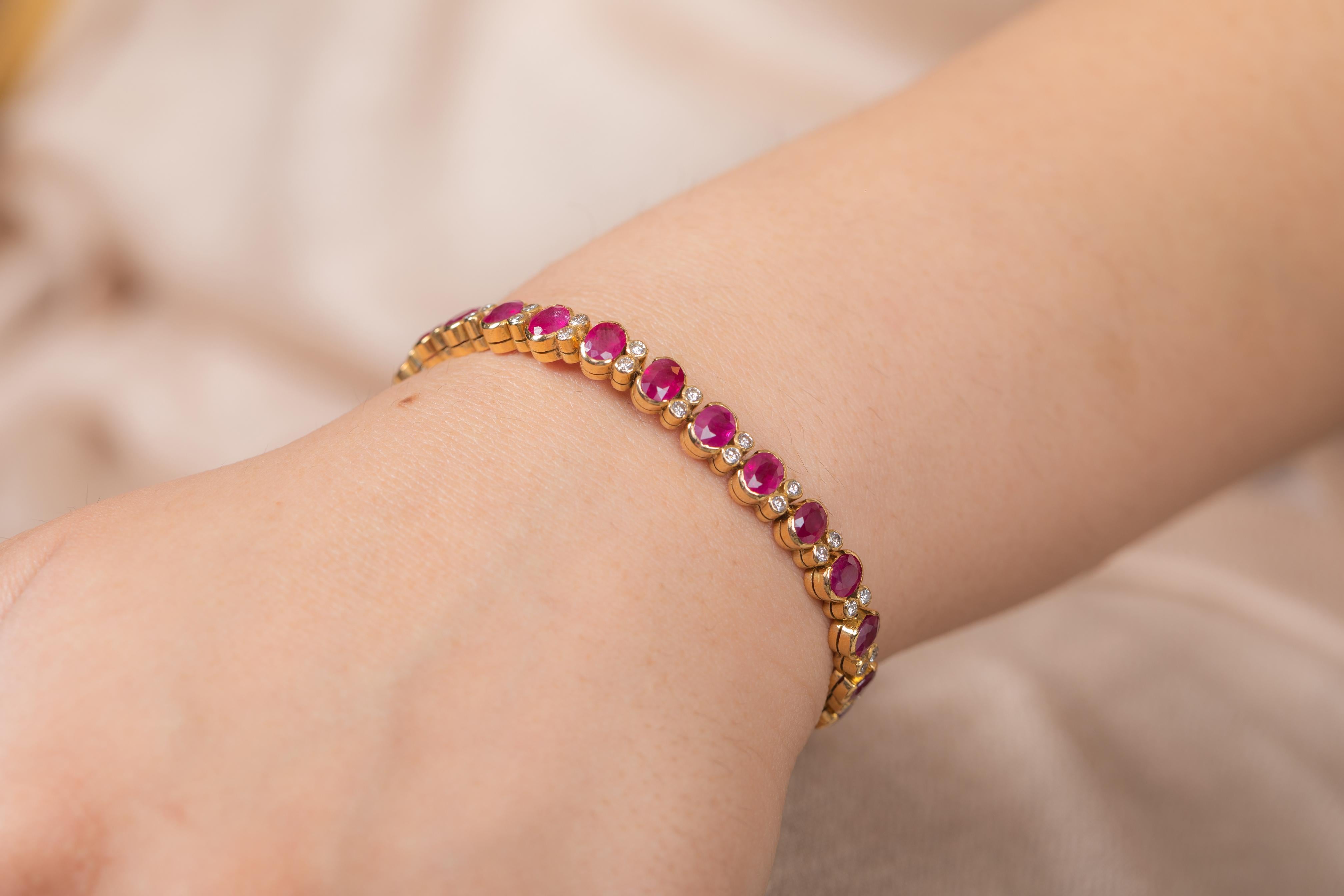 Taille ovale Bracelet en or jaune 18 carats avec rubis et diamants en vente