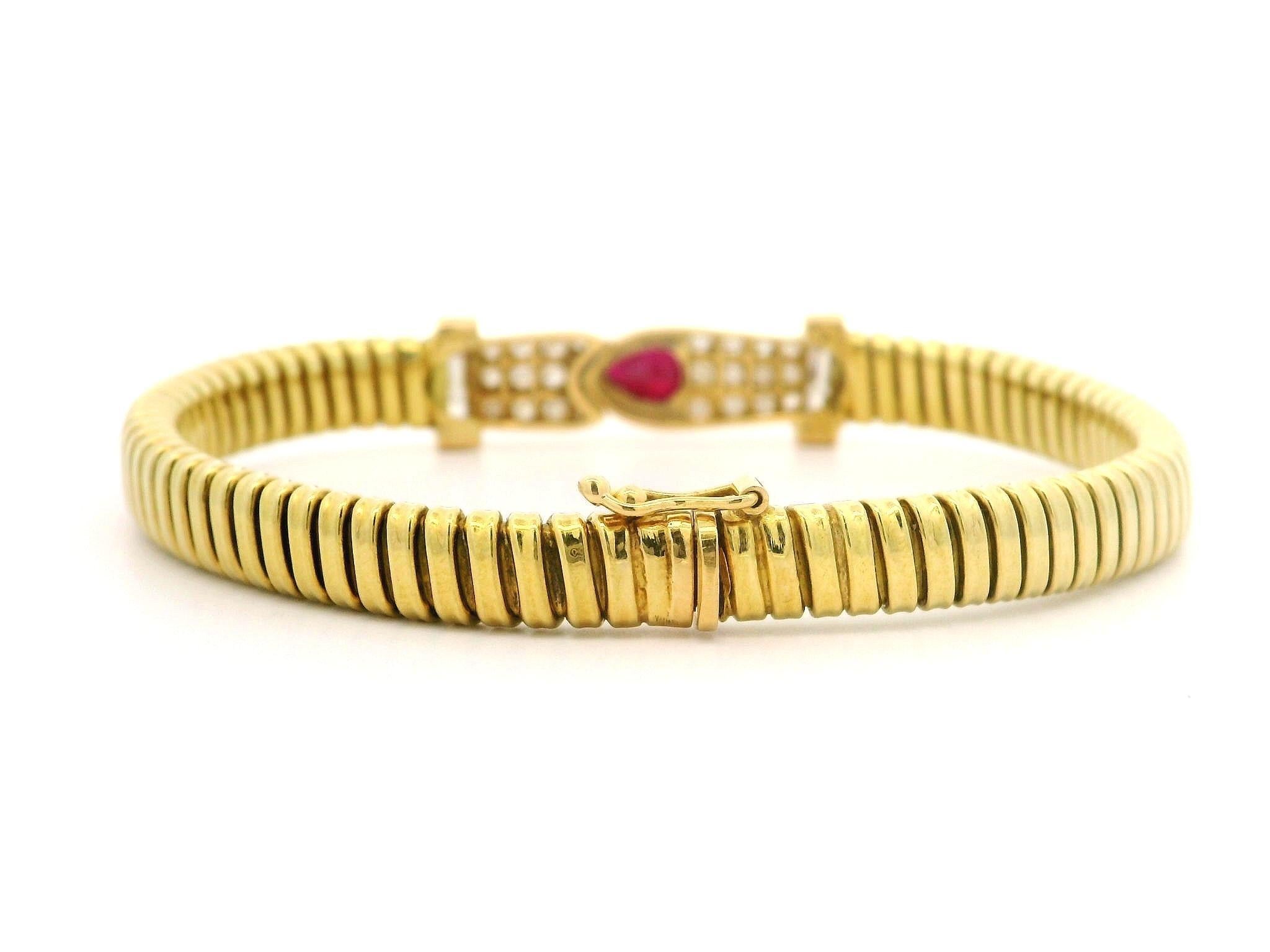 --Pierre(s) :...
(1) Rubis véritable naturel - taille poire - serti - couleur rouge sang - 7x5mm - 0.85ct (approx.)
Diamants naturels authentiques - 6 tailles baguette droites et 23 tailles rondes brillantes - en serti clos et pavé - belle couleur
