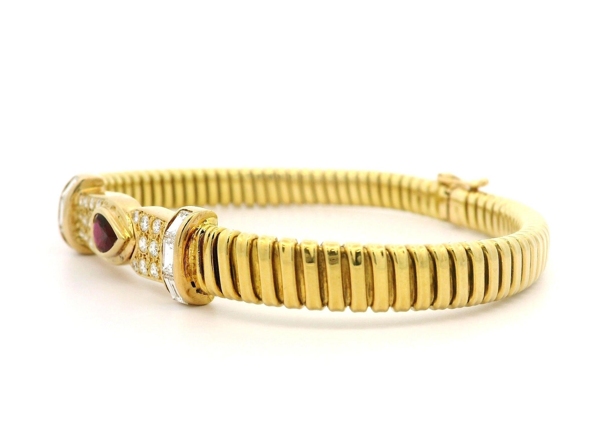 Taille poire Bracelet en or jaune 18k avec rubis et diamants en forme d'accordéon Tubogas ID Like Link en vente