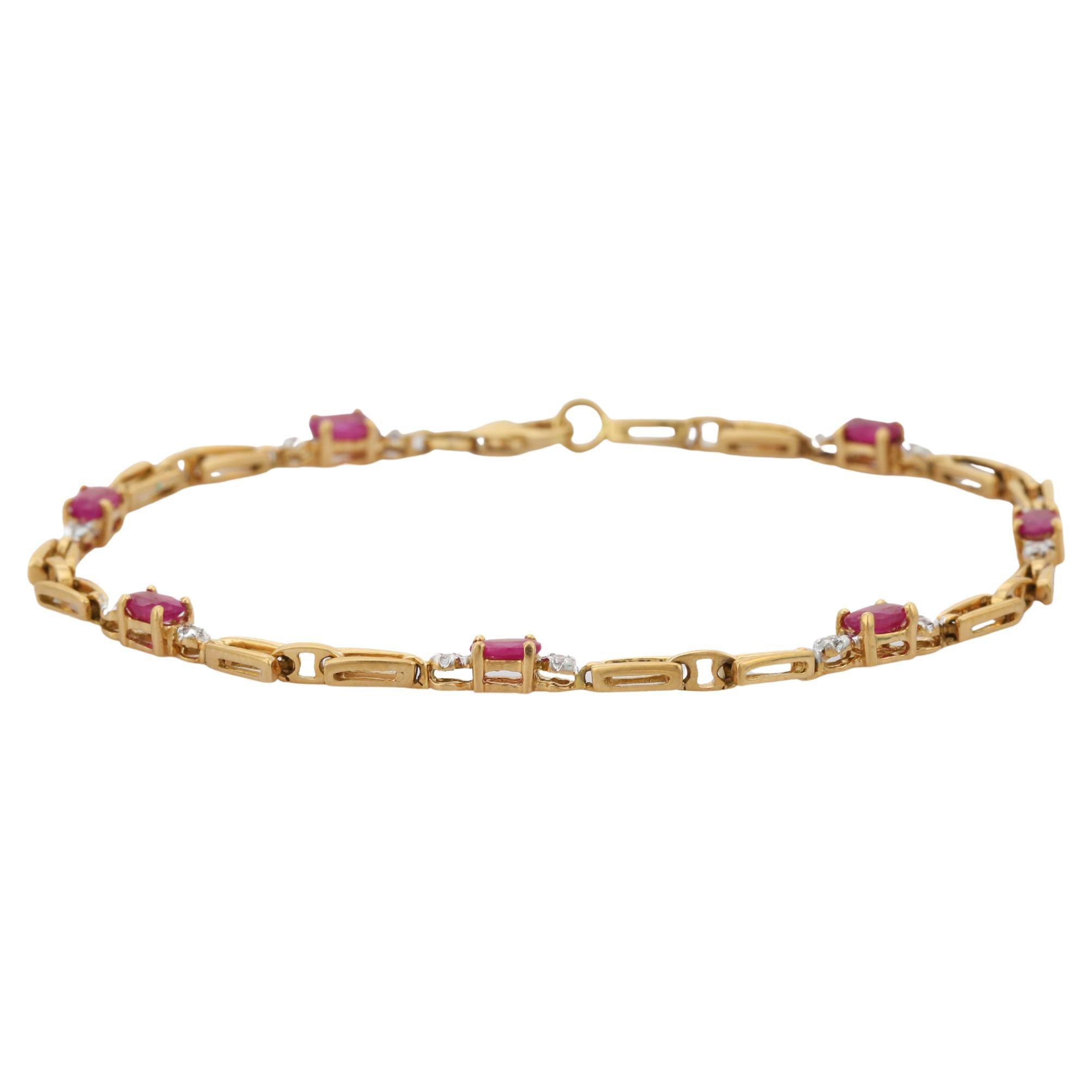 Moderne Bracelet à chaîne en or jaune 18 carats avec rubis et diamants en vente