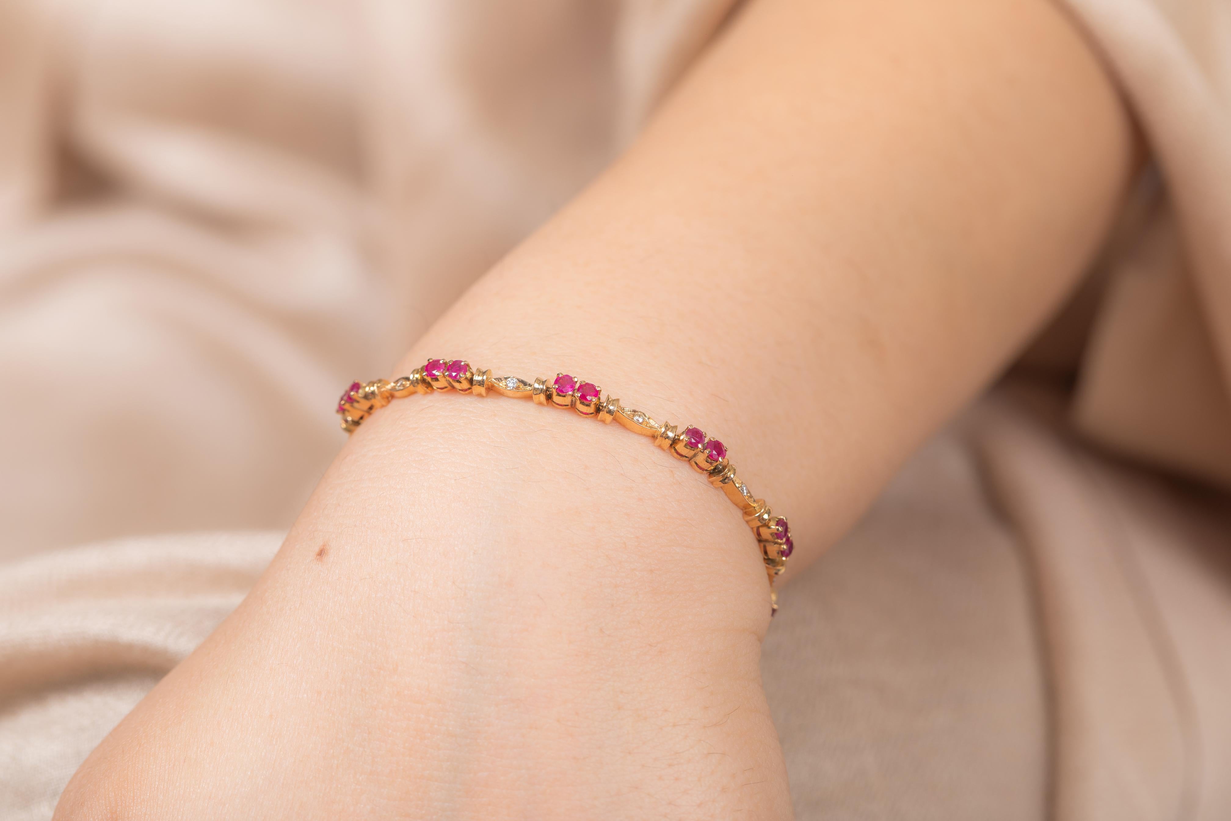 Taille ovale Bracelet à chaîne en or jaune 18 carats avec rubis et diamants en vente