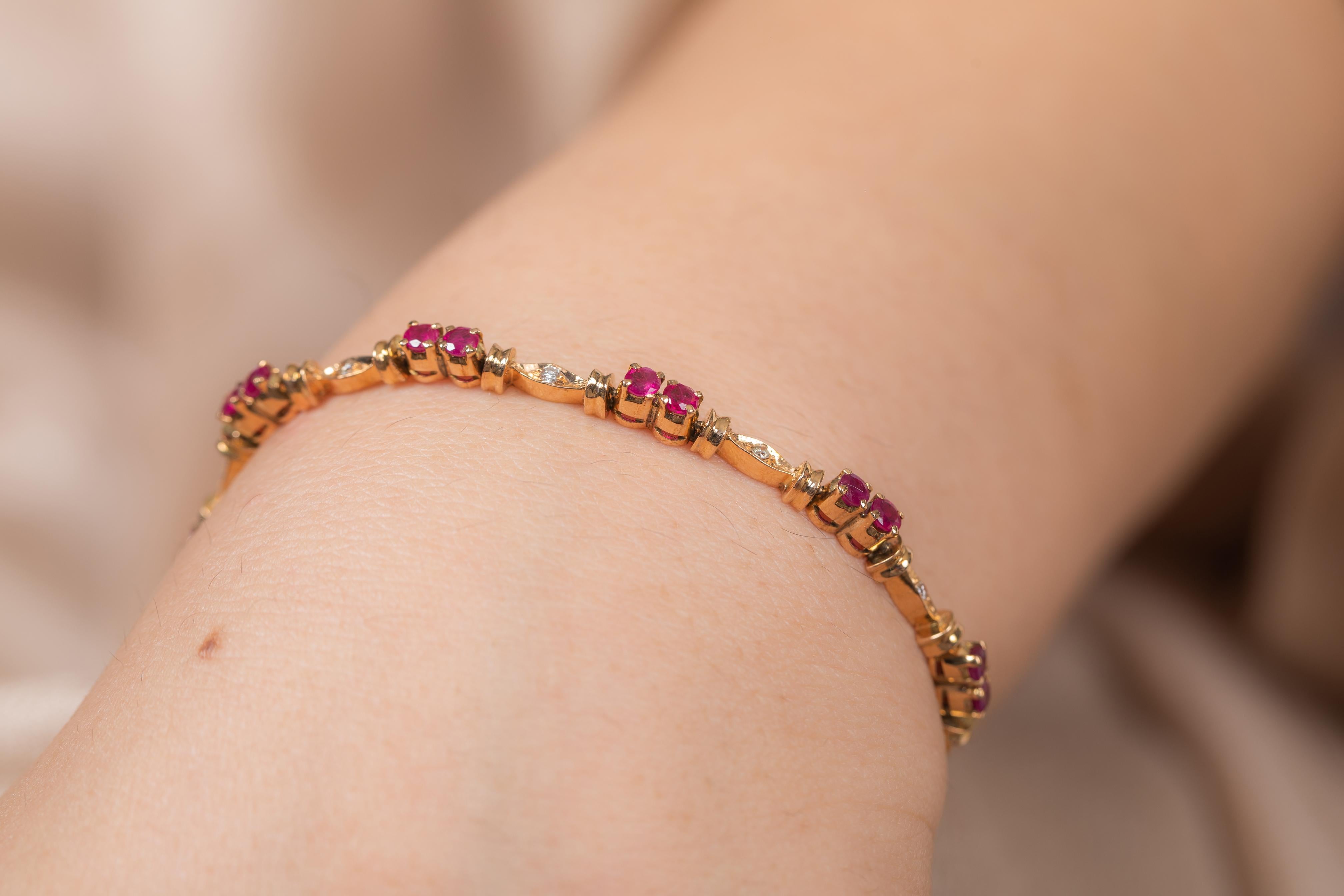 Bracelet à chaîne en or jaune 18 carats avec rubis et diamants en vente 4