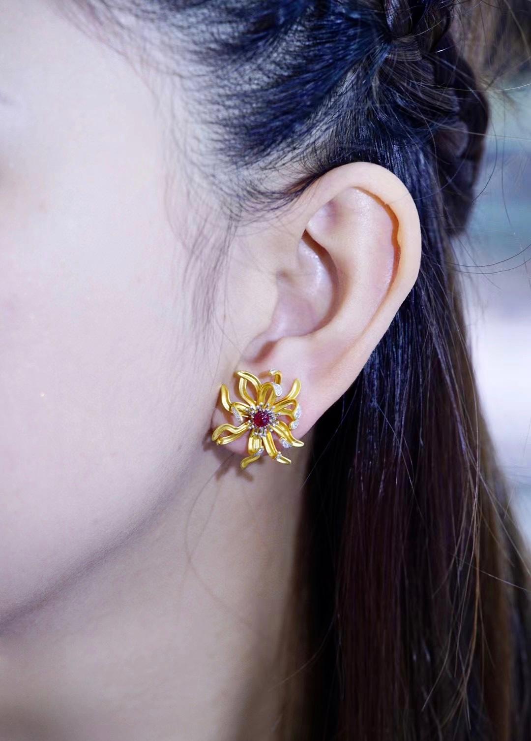 Modern 18K Yellow Gold Ruby & Diamond Daisy Stud Flower Earrings For Sale