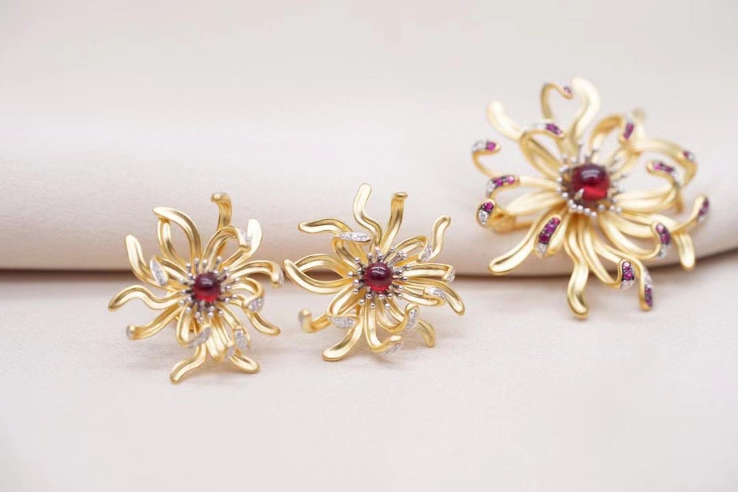 18K Yellow Gold Ruby & Diamond Daisy Stud Flower Earrings In New Condition For Sale In Kowloon, HK