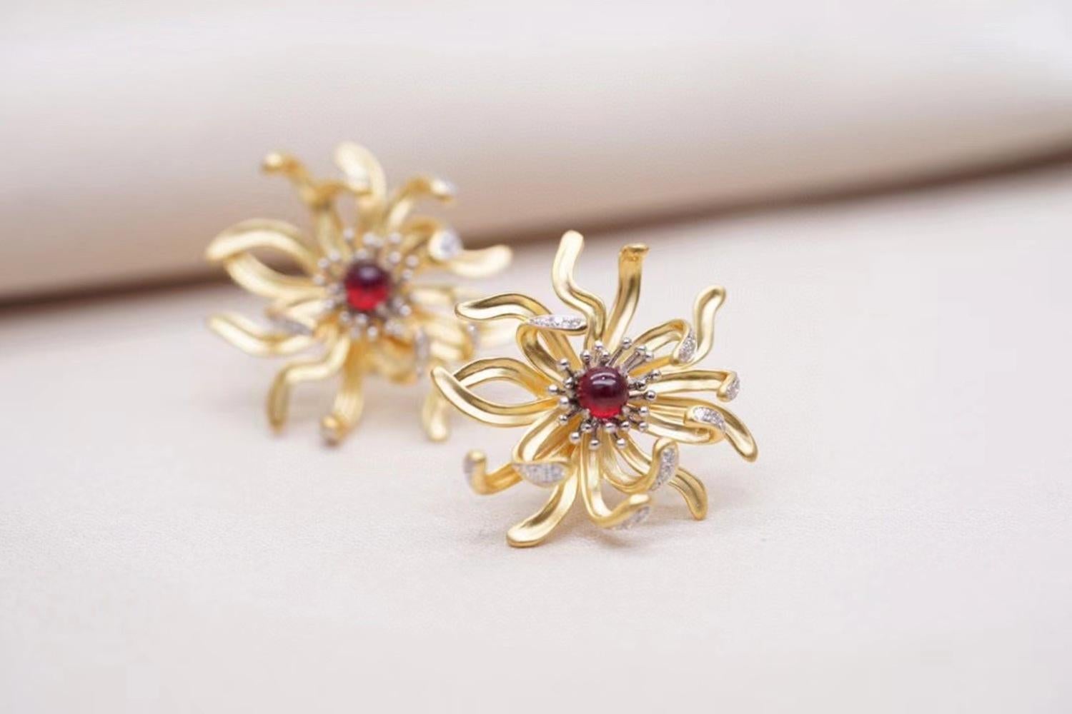 Women's or Men's 18K Yellow Gold Ruby & Diamond Daisy Stud Flower Earrings For Sale