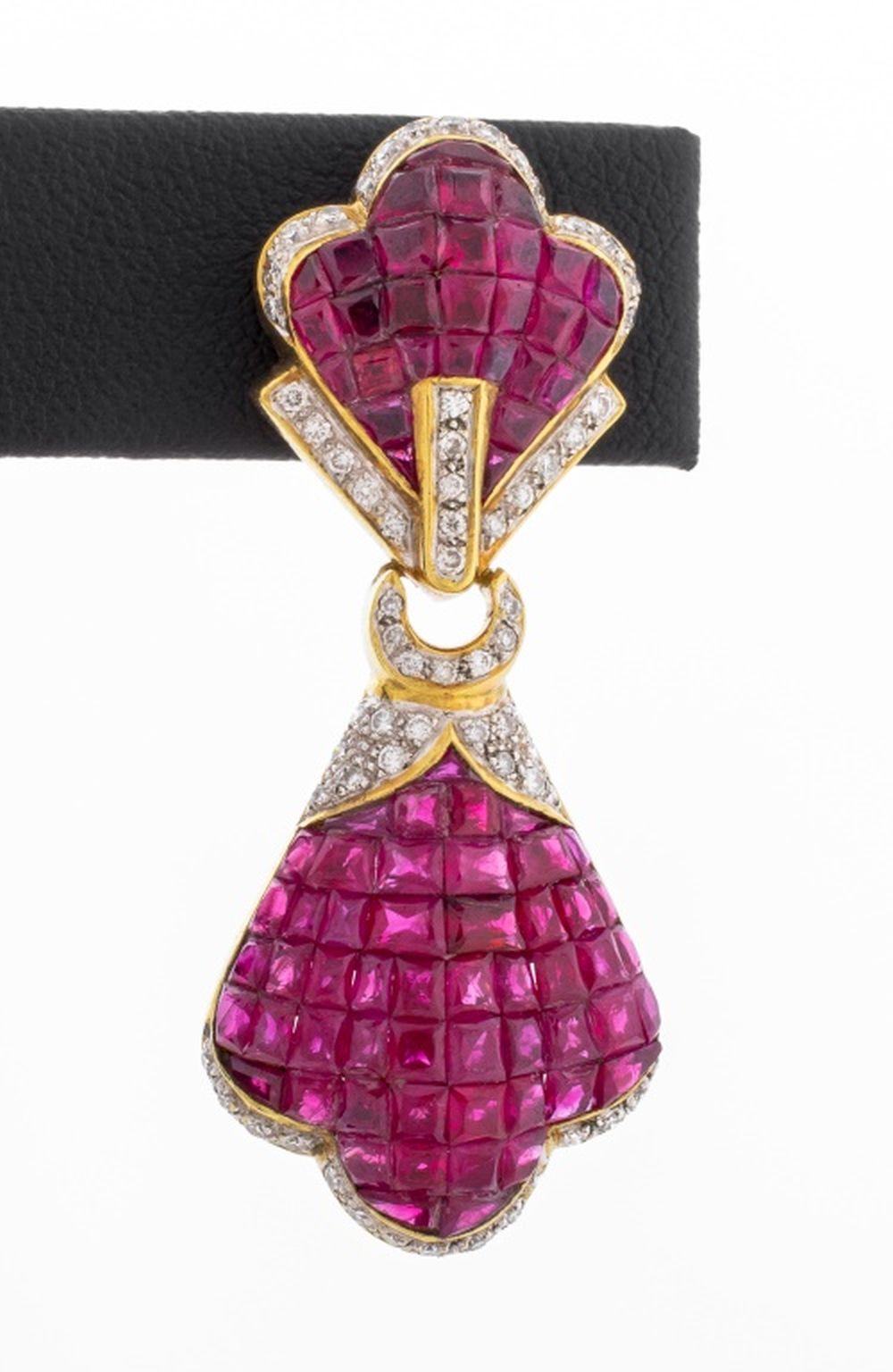 Boucles d'oreilles pendantes en or jaune 18 carats, comprenant 162 rubis carrés à facettes invisibles pesant un total d'environ 12.50 carats, également ornées de 132 diamants ronds de taille brillant en serti clos pesant un total d'environ 0.65