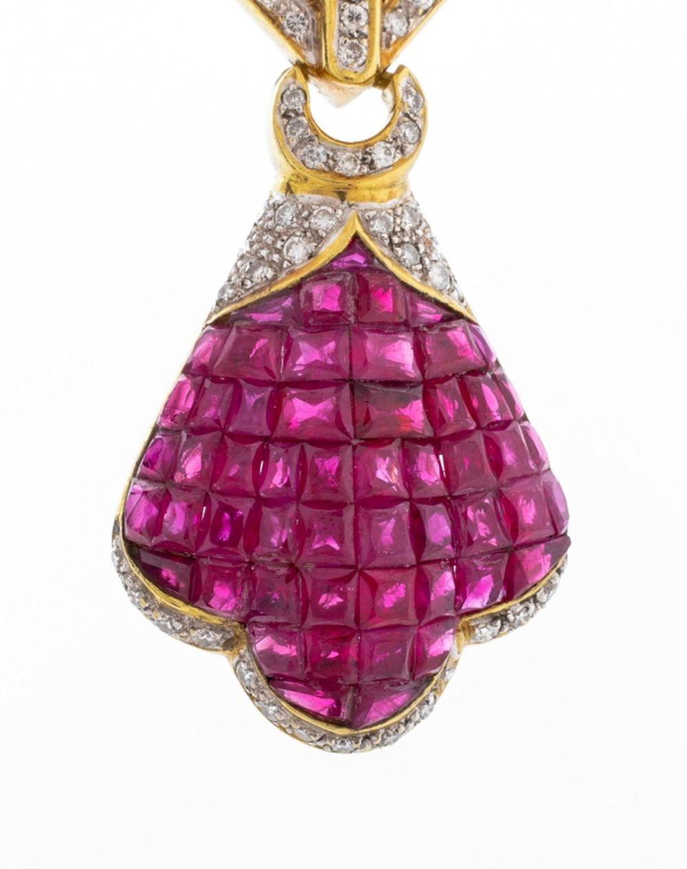 Moderniste Boucles d'oreilles pendantes en or jaune 18K avec rubis et diamants en vente