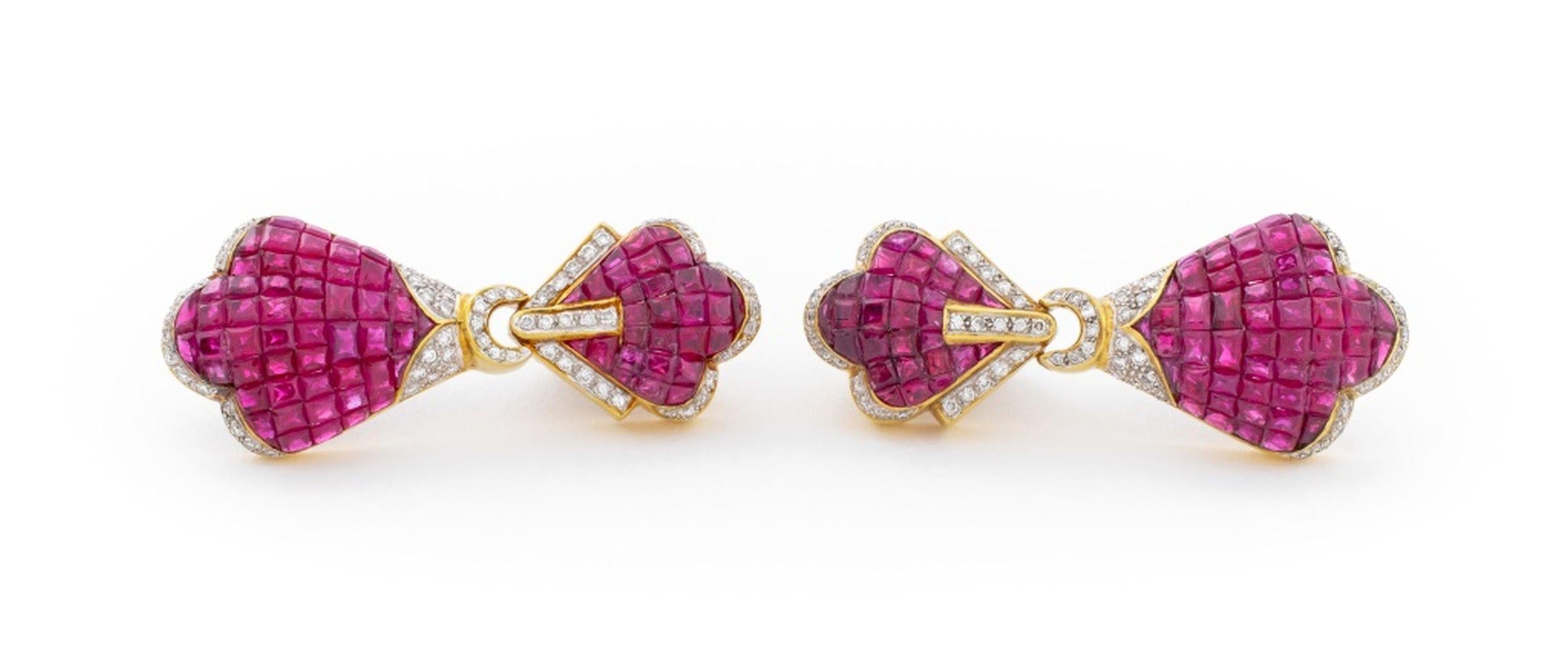 Taille carrée Boucles d'oreilles pendantes en or jaune 18K avec rubis et diamants en vente