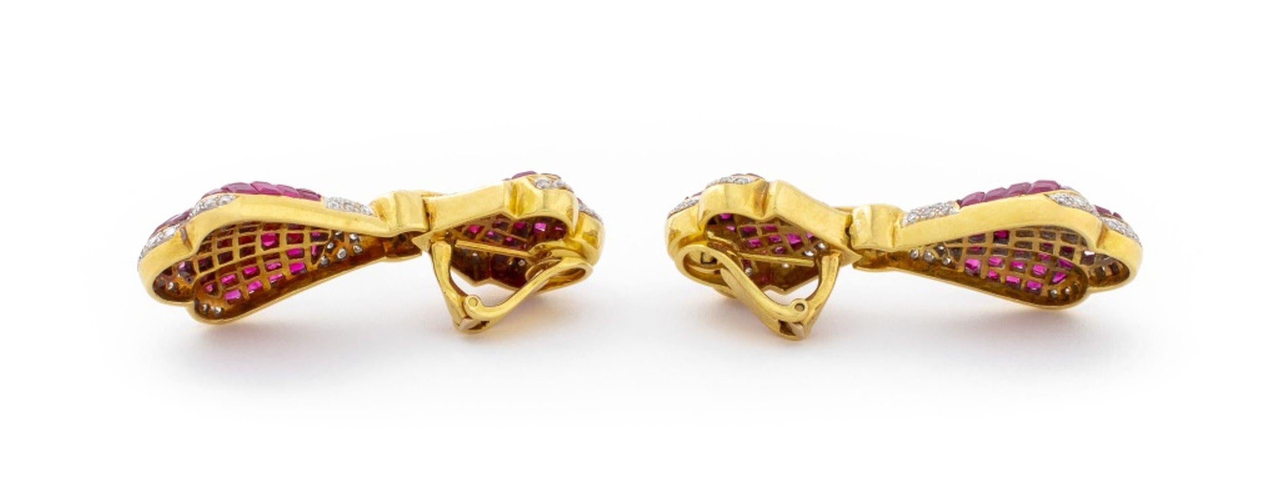 Boucles d'oreilles pendantes en or jaune 18K avec rubis et diamants Bon état - En vente à Queens, NY