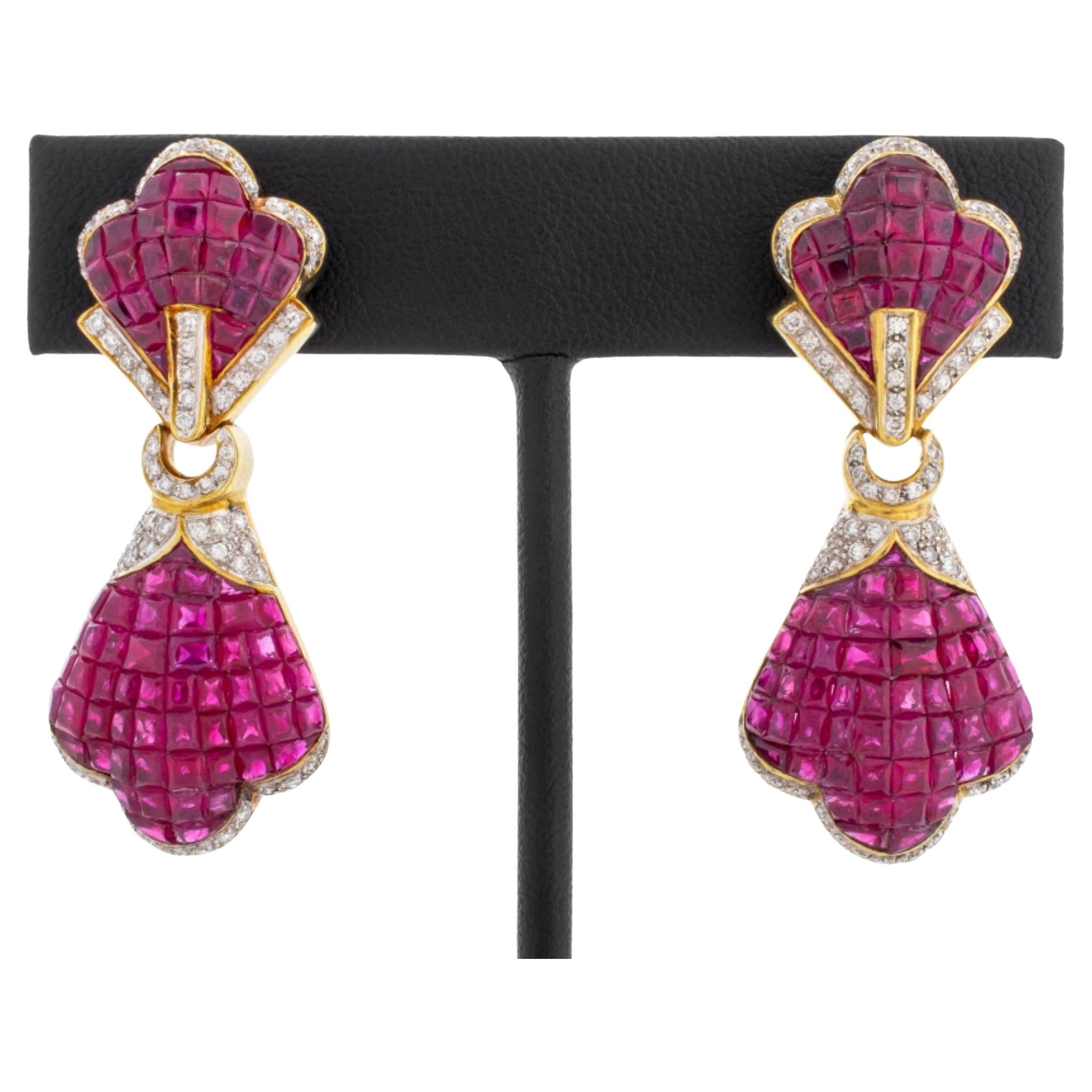 Orecchini pendenti con diamante e rubino in oro giallo 18K