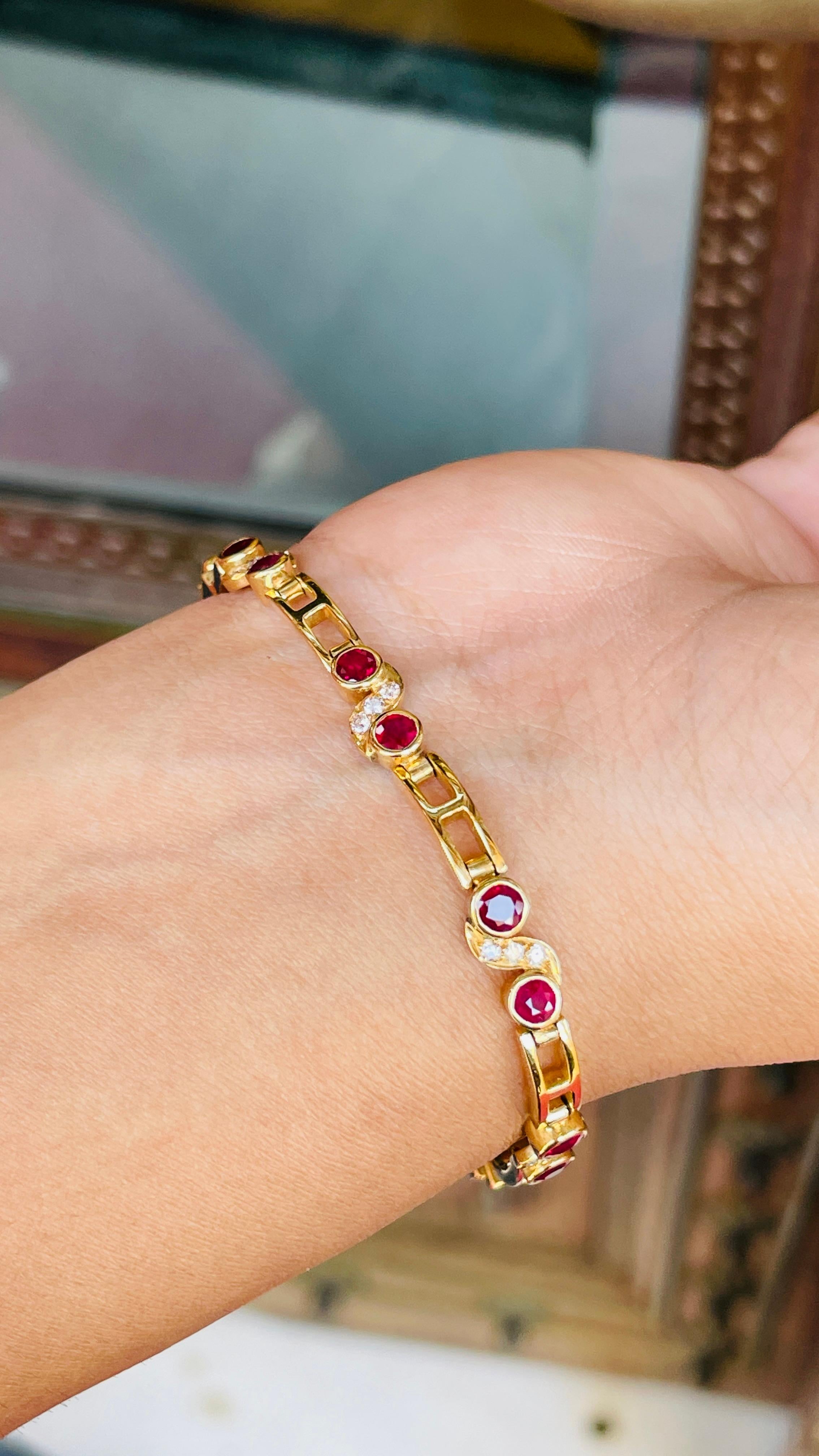 Bracelet design en or jaune 18K avec rubis et diamants en vente 4
