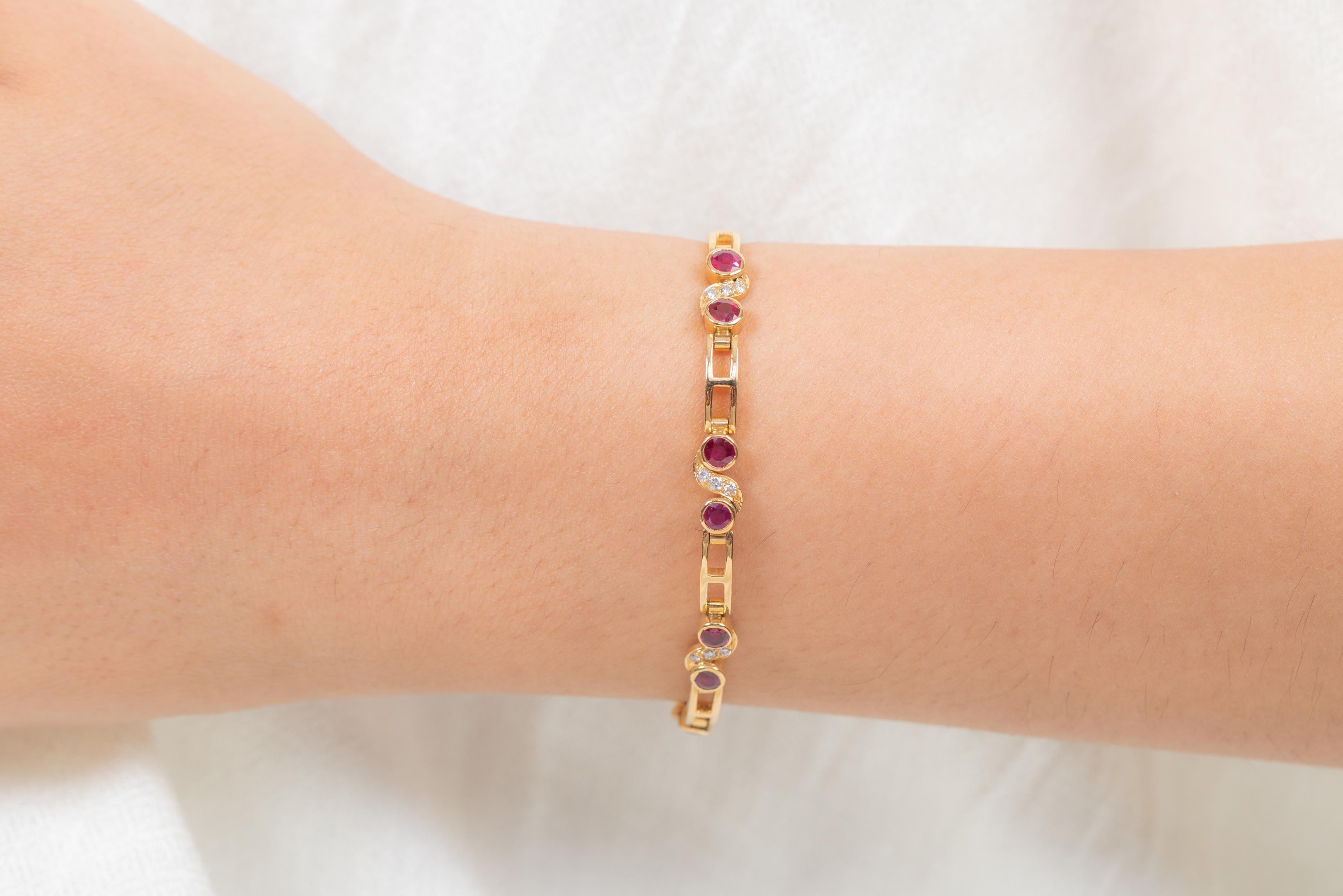 Le port de charmes peut avoir commencé comme une forme d'amulette ou de talisman pour éloigner les mauvais esprits ou la malchance.
Ce bracelet en rubis est orné d'une pierre précieuse de taille ronde et de diamants en or 18 carats. Un bijou parfait