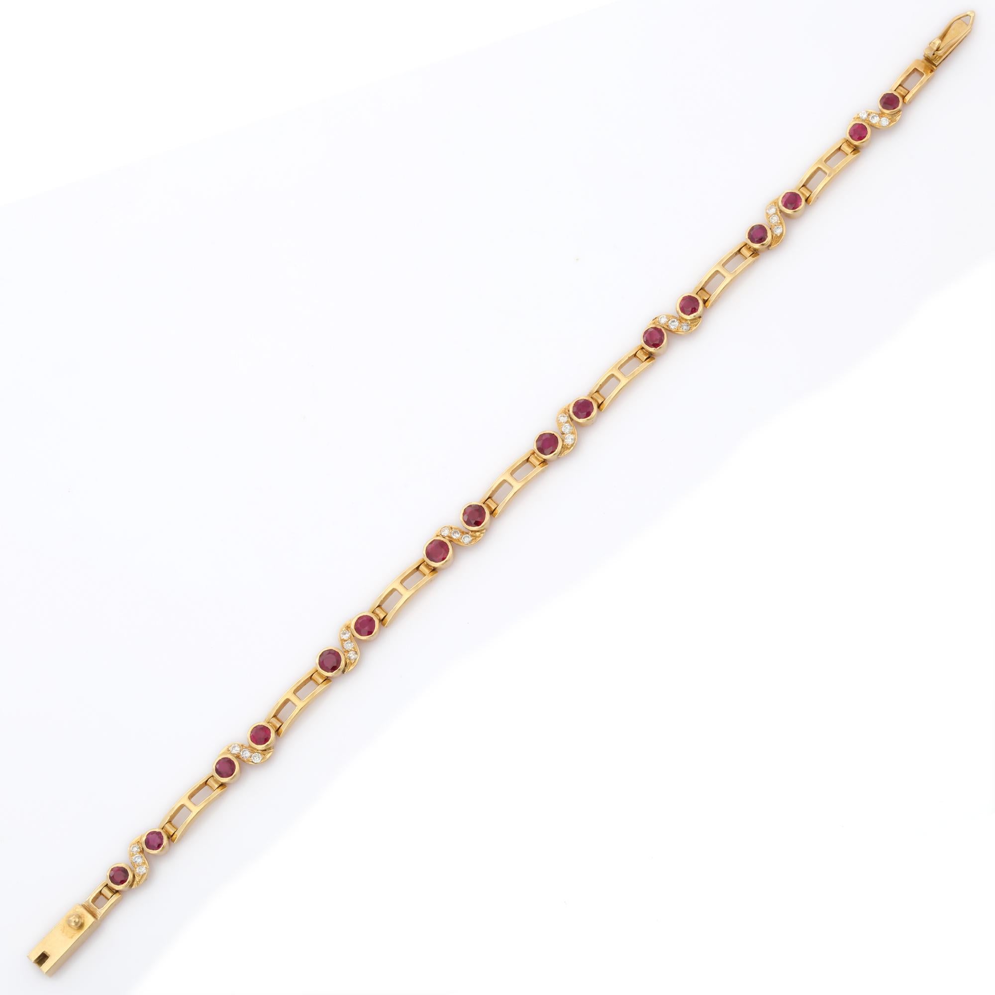 Moderne Bracelet design en or jaune 18K avec rubis et diamants en vente