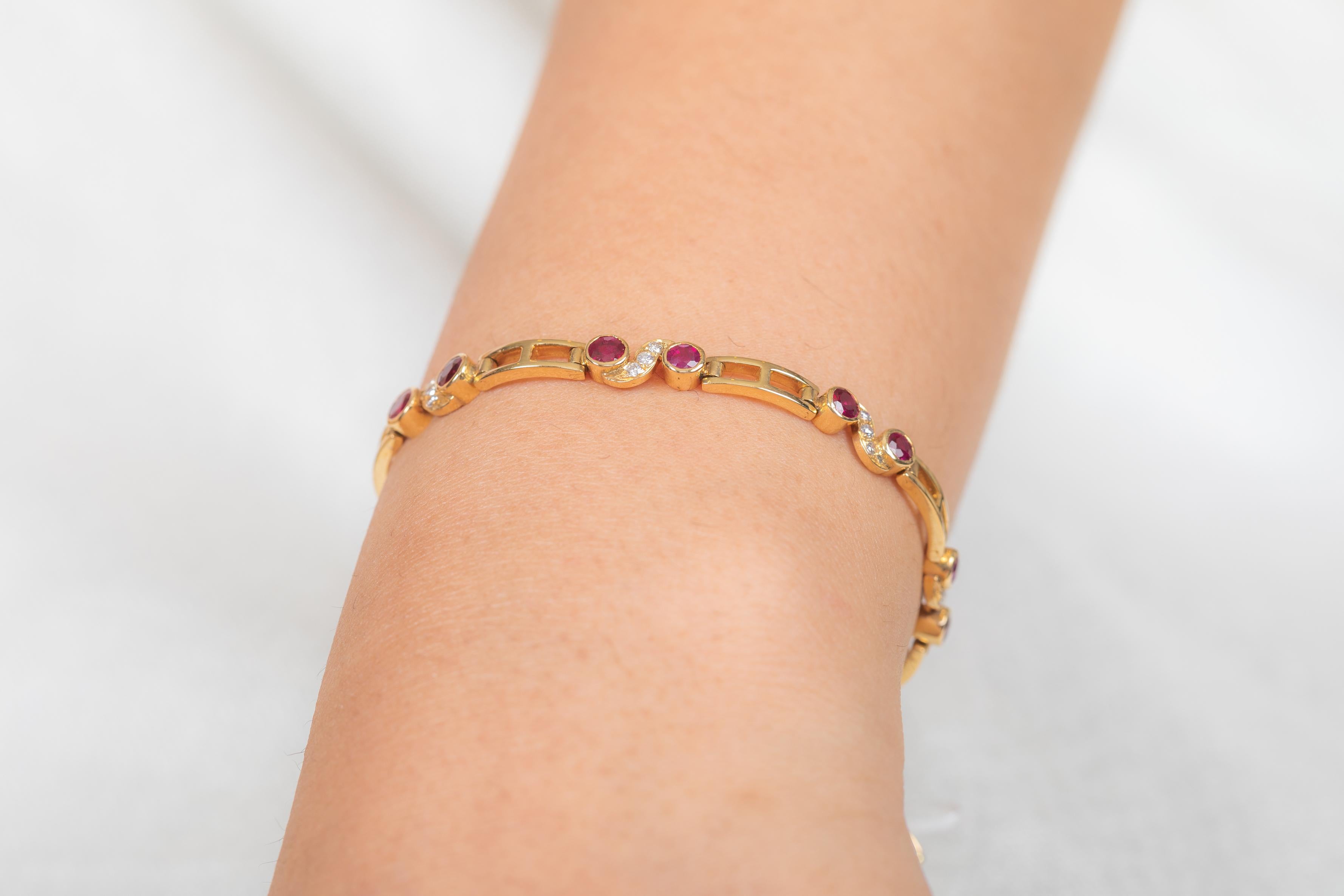 Taille ronde Bracelet design en or jaune 18K avec rubis et diamants en vente