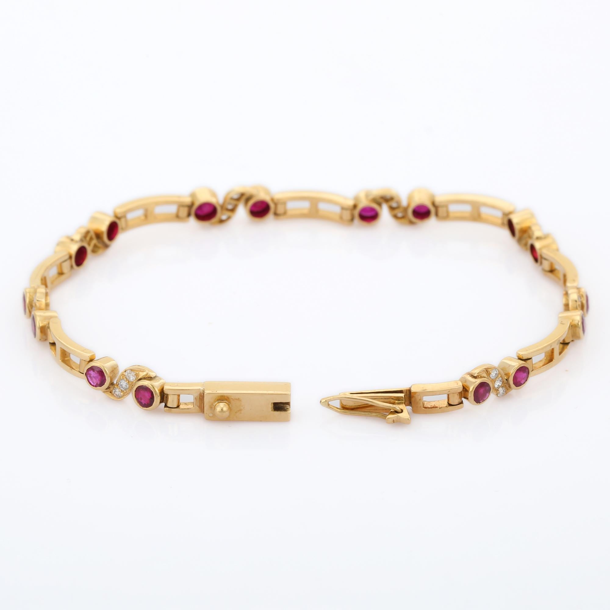 Bracelet design en or jaune 18K avec rubis et diamants Neuf - En vente à New York, NY