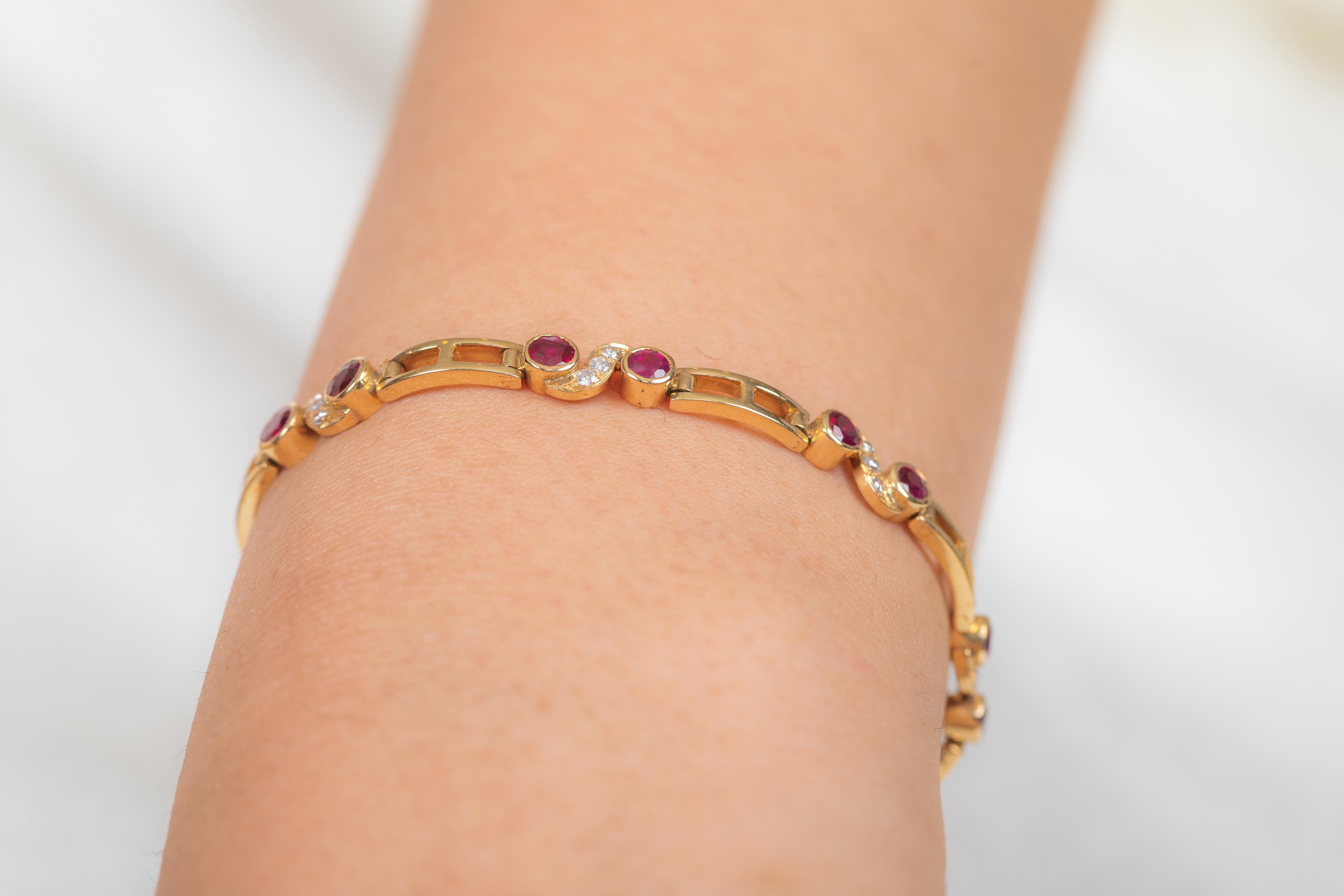 Bracelet design en or jaune 18K avec rubis et diamants Pour femmes en vente