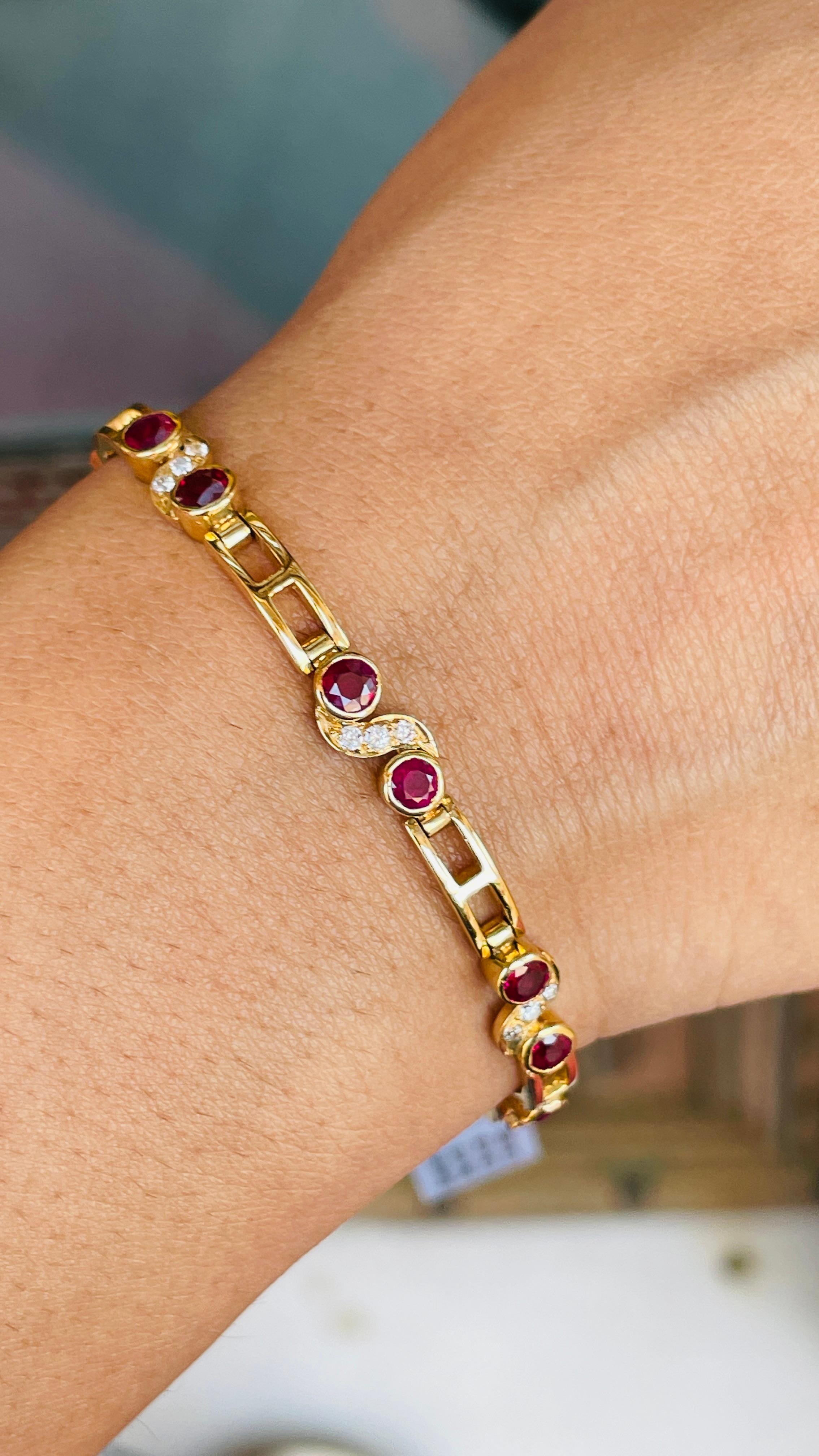 Bracelet design en or jaune 18K avec rubis et diamants en vente 2