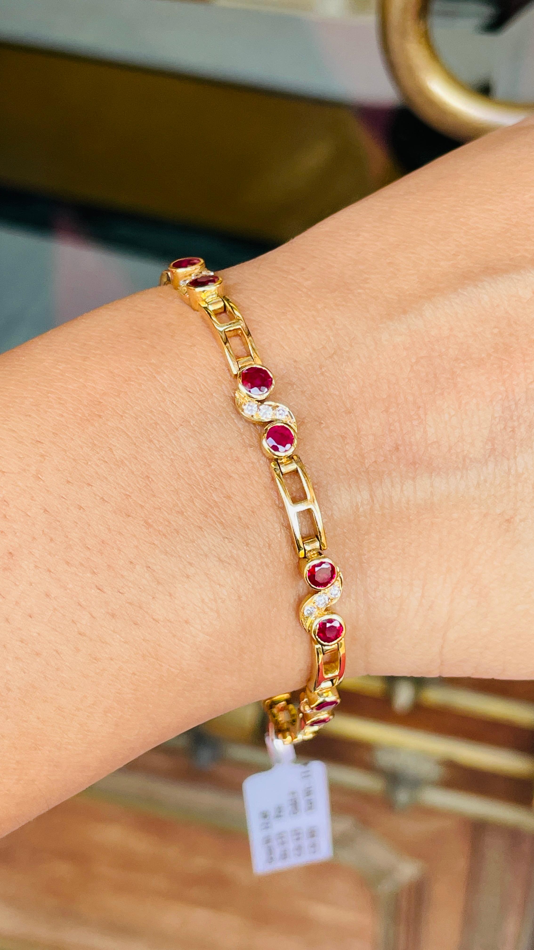 Bracelet design en or jaune 18K avec rubis et diamants en vente 3