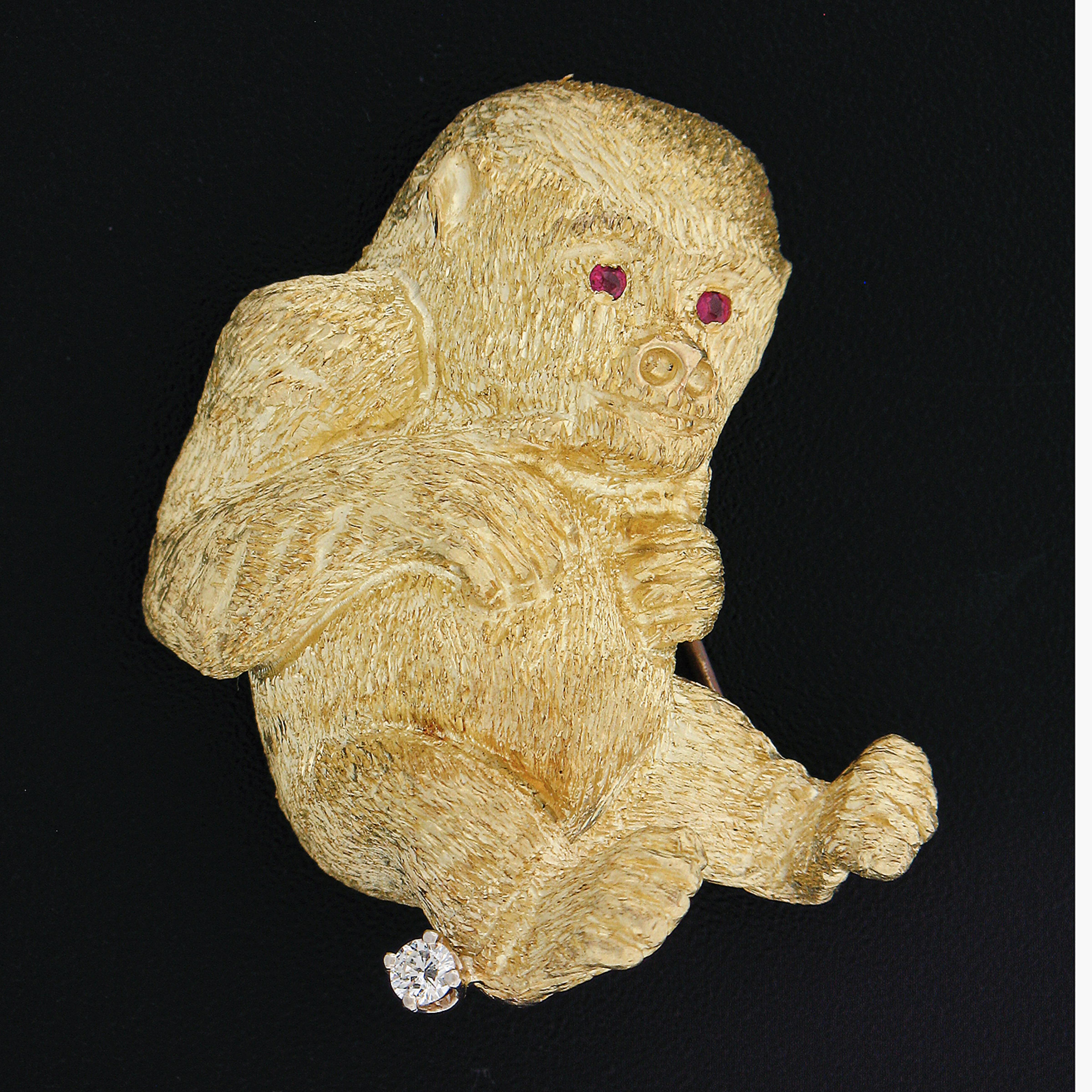 Questa incredibile spilla di ottima fattura è realizzata in oro giallo 18 carati massiccio. Presenta un design a forma di baby gorilla perfettamente strutturato, con una lavorazione e una consistenza straordinarie che mettono in risalto il massimo