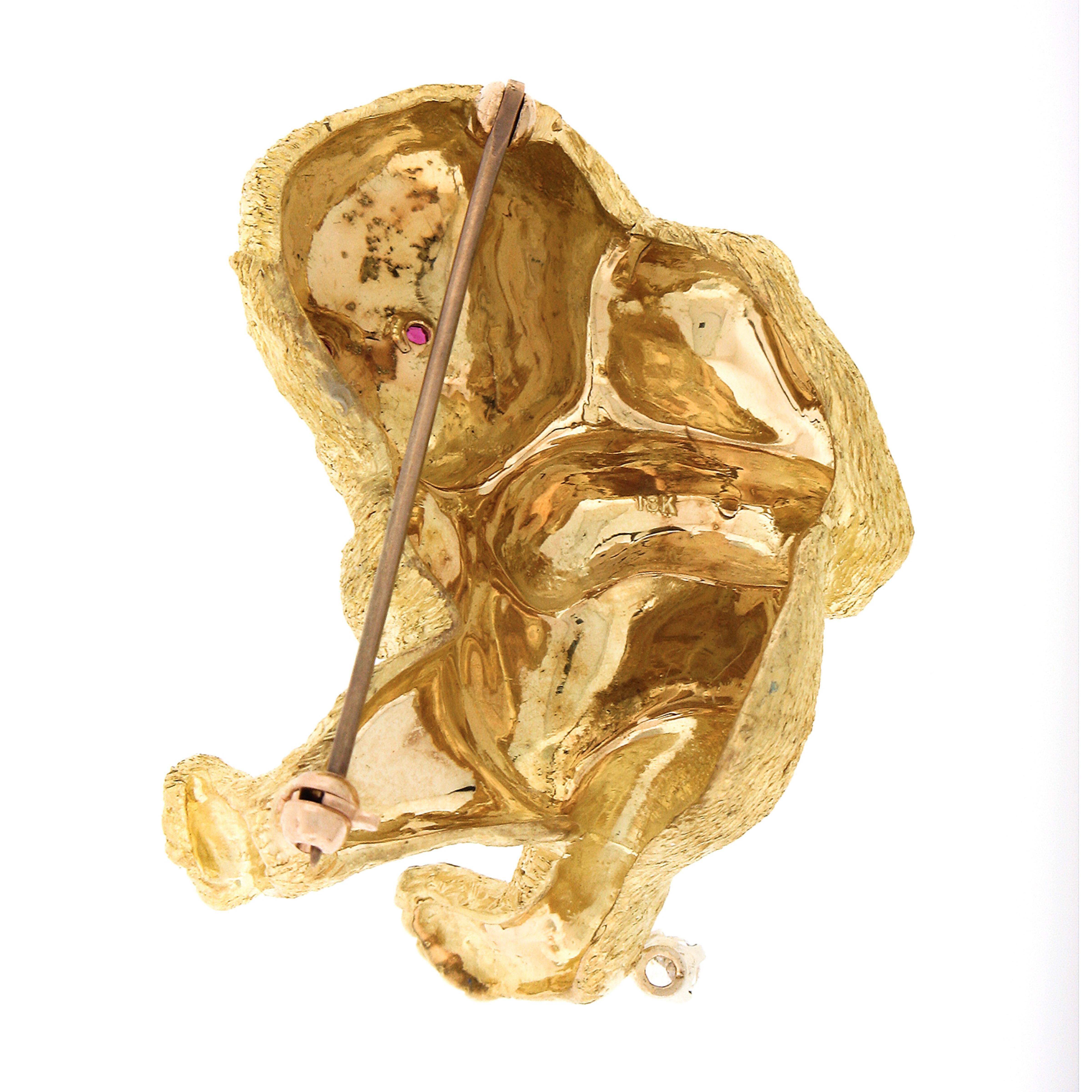 Taglio rotondo Spilla in oro giallo 18 carati con rubino e diamanti, con texture del bambino Gorilla Scimmia in vendita