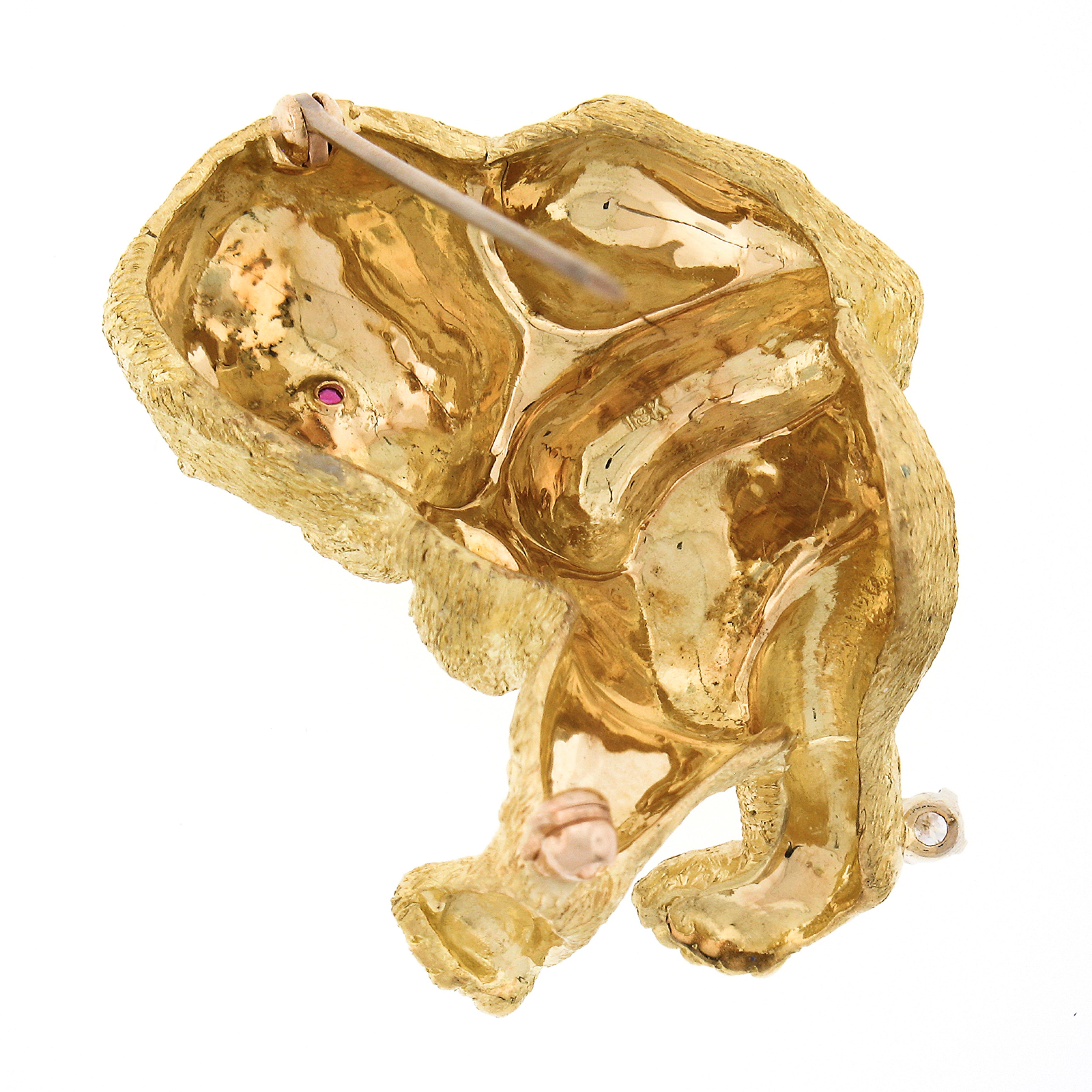 Spilla in oro giallo 18 carati con rubino e diamanti, con texture del bambino Gorilla Scimmia In condizioni buone in vendita a Montclair, NJ