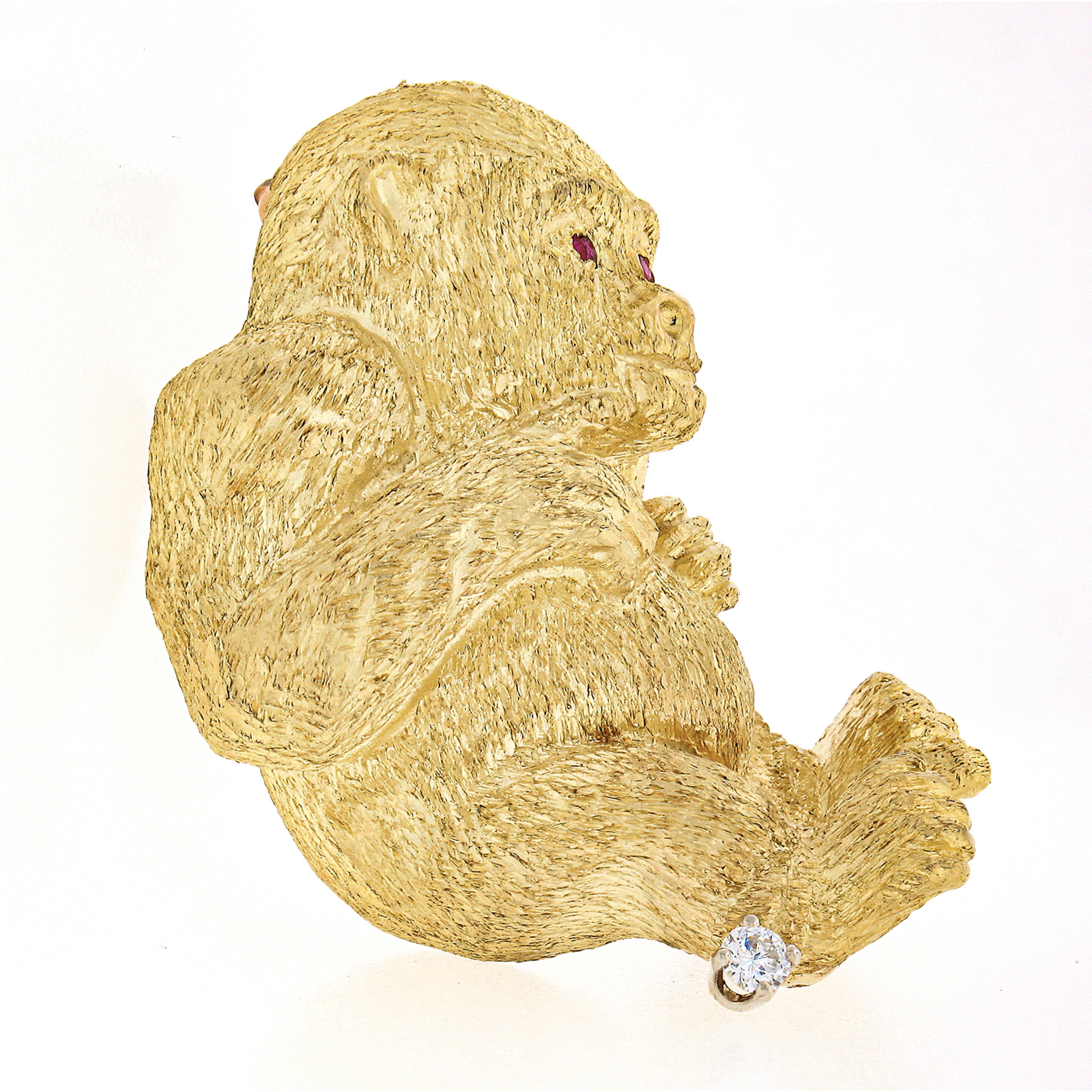 da uomo o donna Spilla in oro giallo 18 carati con rubino e diamanti, con texture del bambino Gorilla Scimmia in vendita