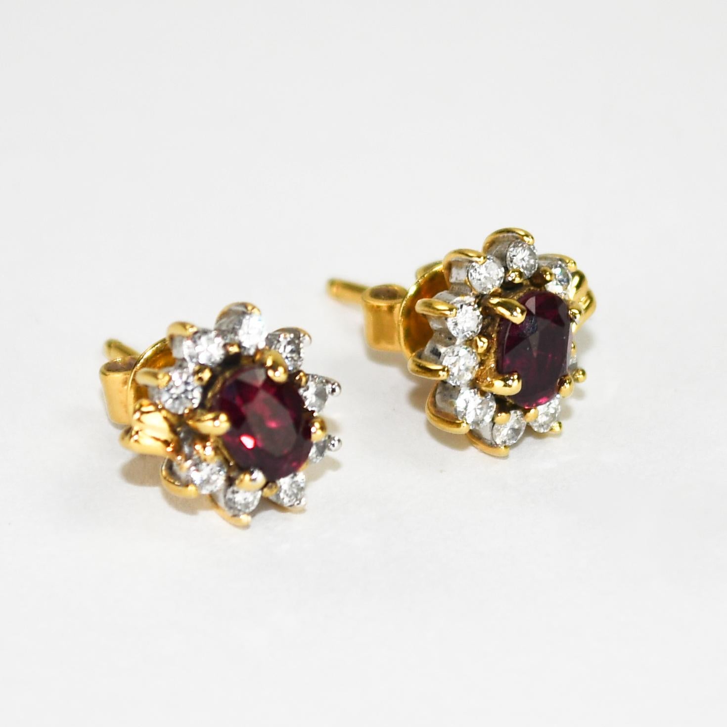 Orecchini di rubini e diamanti con montatura in oro giallo 18 carati.
Le impostazioni sono state analizzate al 75% con un analizzatore di metalli XRF e pesano 5,1 grammi lordi.
I rubini di forma ovale sono naturali e hanno un bel colore rosso, per