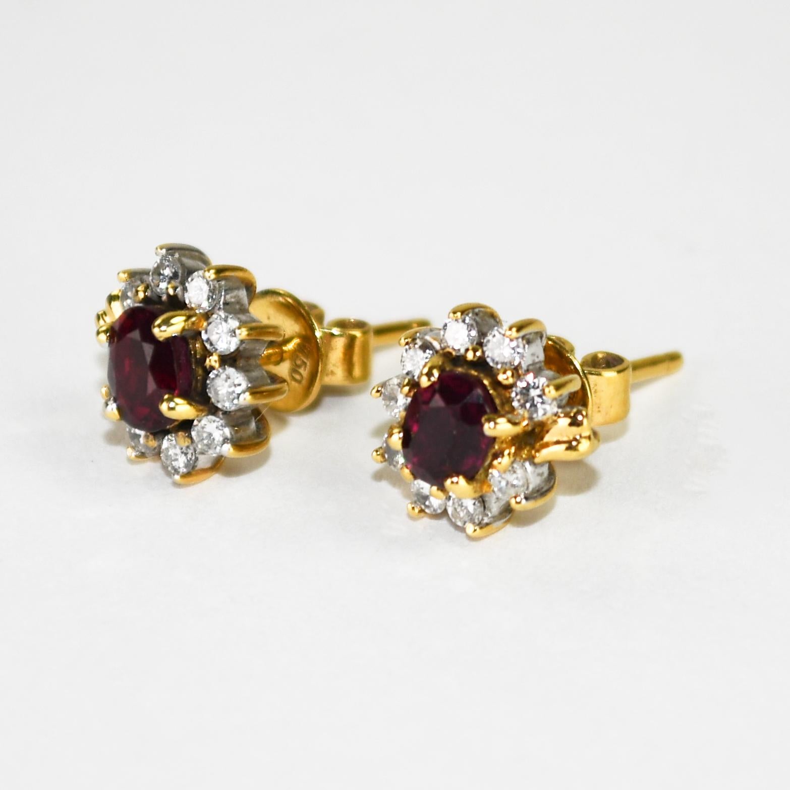 Taglio ovale Orecchini in oro giallo 18K con rubini e diamanti 5,1g in vendita