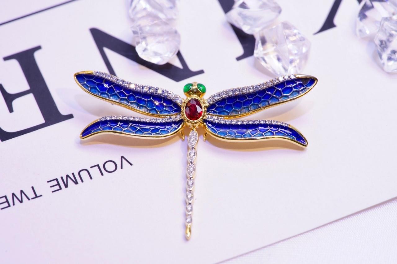 Broche y Colgante Libélula Esmaltado con Rubíes y Diamantes en Oro Amarillo de 18K en Nuevo estado para la venta en Kowloon, HK