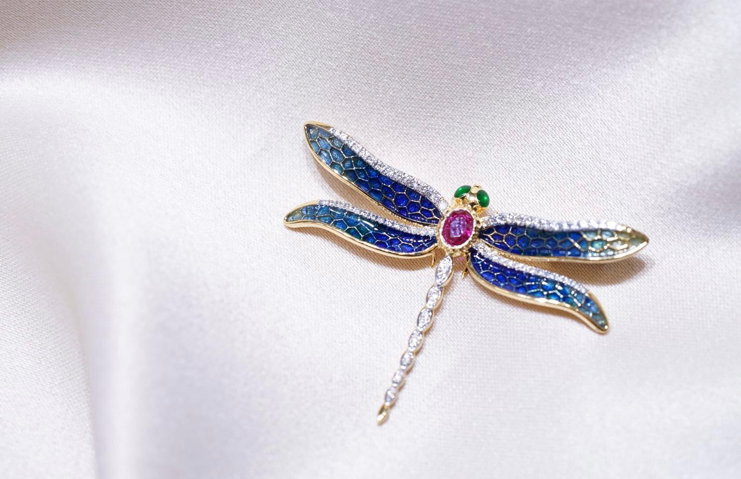 Femenino o masculino Broche y Colgante Libélula Esmaltado con Rubíes y Diamantes en Oro Amarillo de 18K en venta