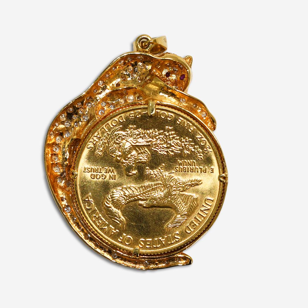 18k Gelbgold-Anhänger mit 1/2ozt American Gold Eagle.
Die Lünette um die Münze ist ein Diamant 18k Panther mit Rubin Augen .40tdw,
Gesamtgewicht 25.2gr
Schönes Design, allein die Anfertigung der Lünette würde im Einzelhandel 3.000 Euro kosten. 