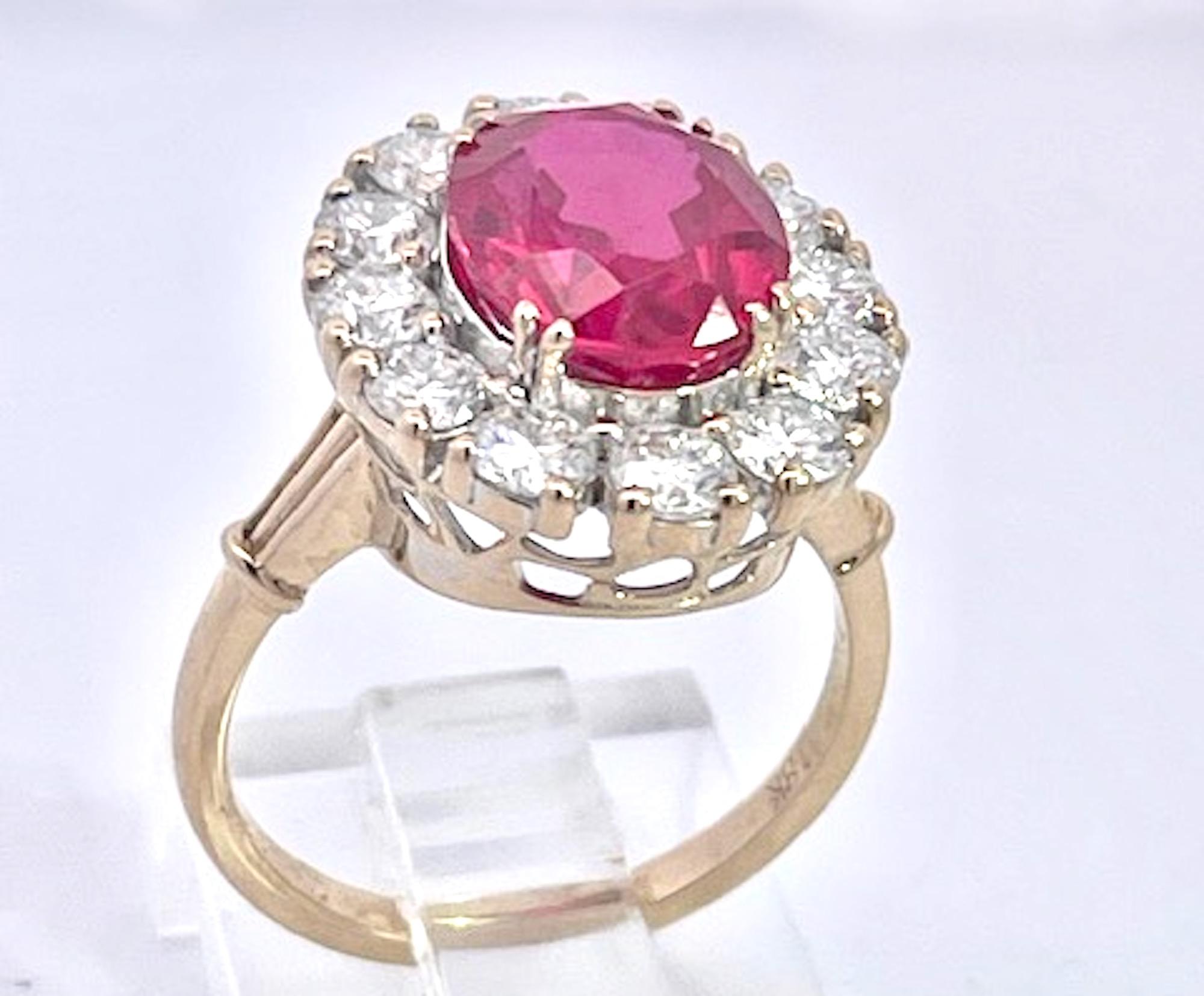 Cette bague provient du Royaume-Uni et elle est magnifique.  Cette bague contient un rubis ovale taillé en brillant de 3,26 carats et 12 diamants ronds naturels incolores de 1,44 carats Vs dans la clarté, et un poids total de 4,70 carats.  Le rubis
