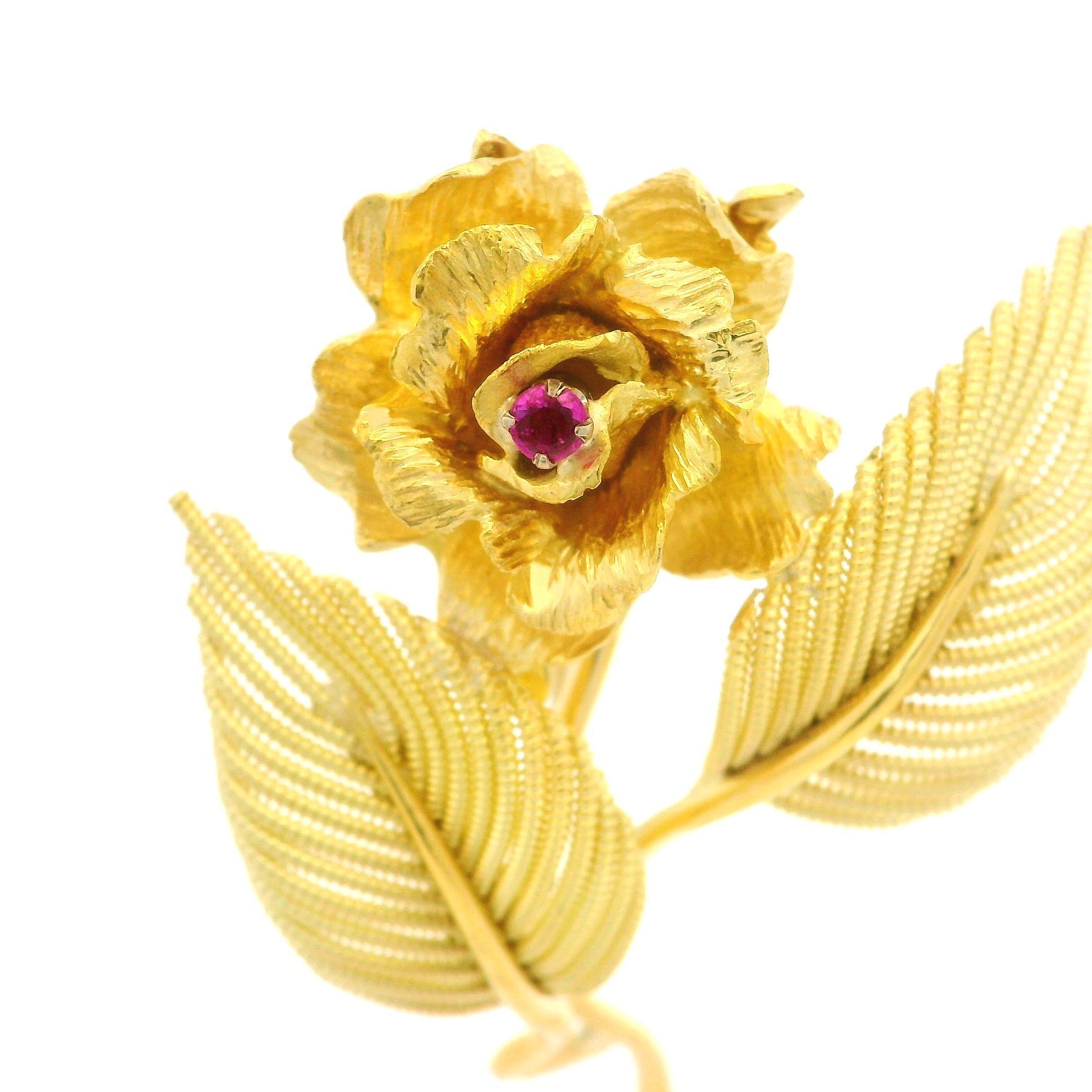Alfiler Broche de Oro Amarillo 18k Rubí Hand Made Elegante Flor Hoja de Alambre Torcido Corte brillante en venta