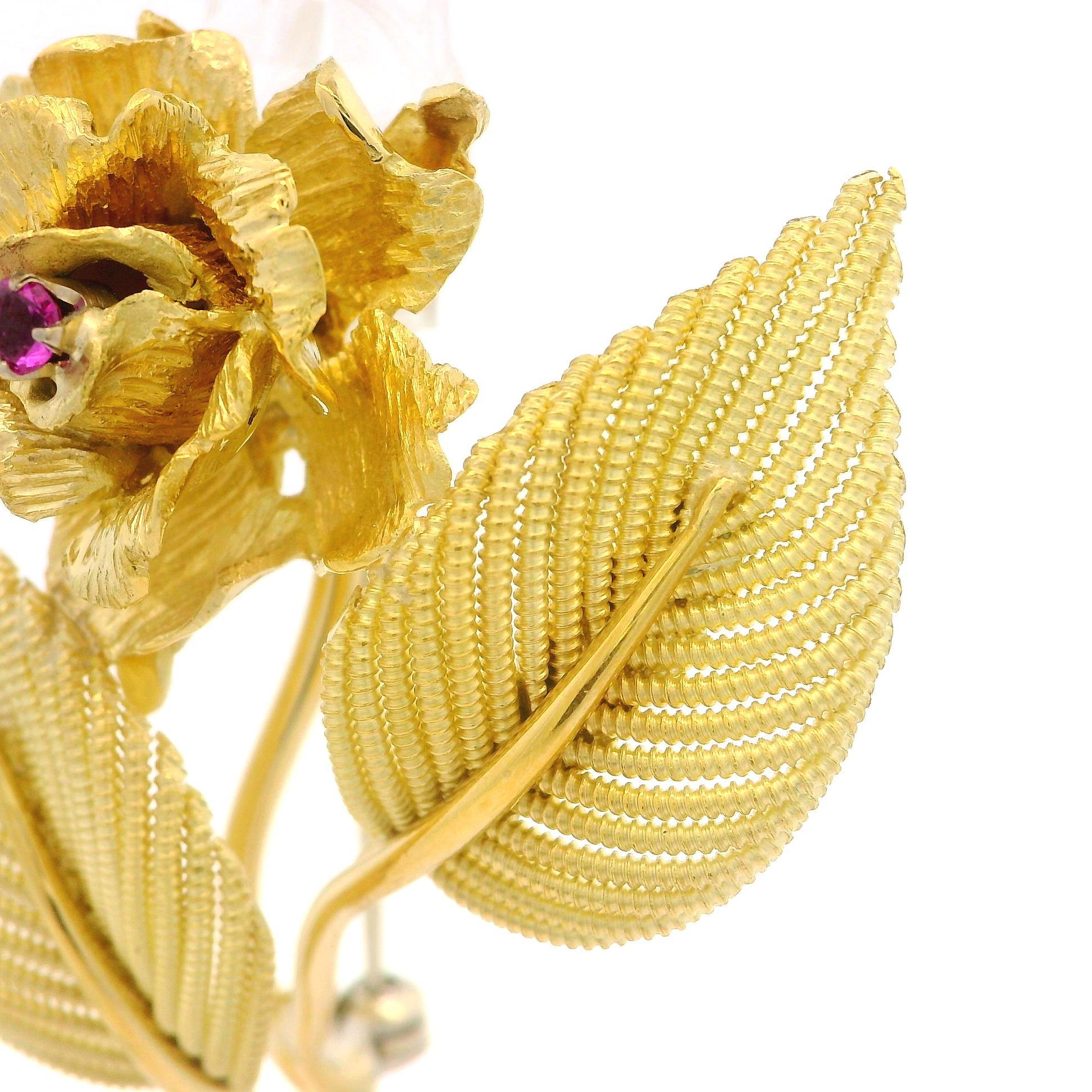 Alfiler Broche de Oro Amarillo 18k Rubí Hand Made Elegante Flor Hoja de Alambre Torcido en Excelente estado para la venta en Montclair, NJ