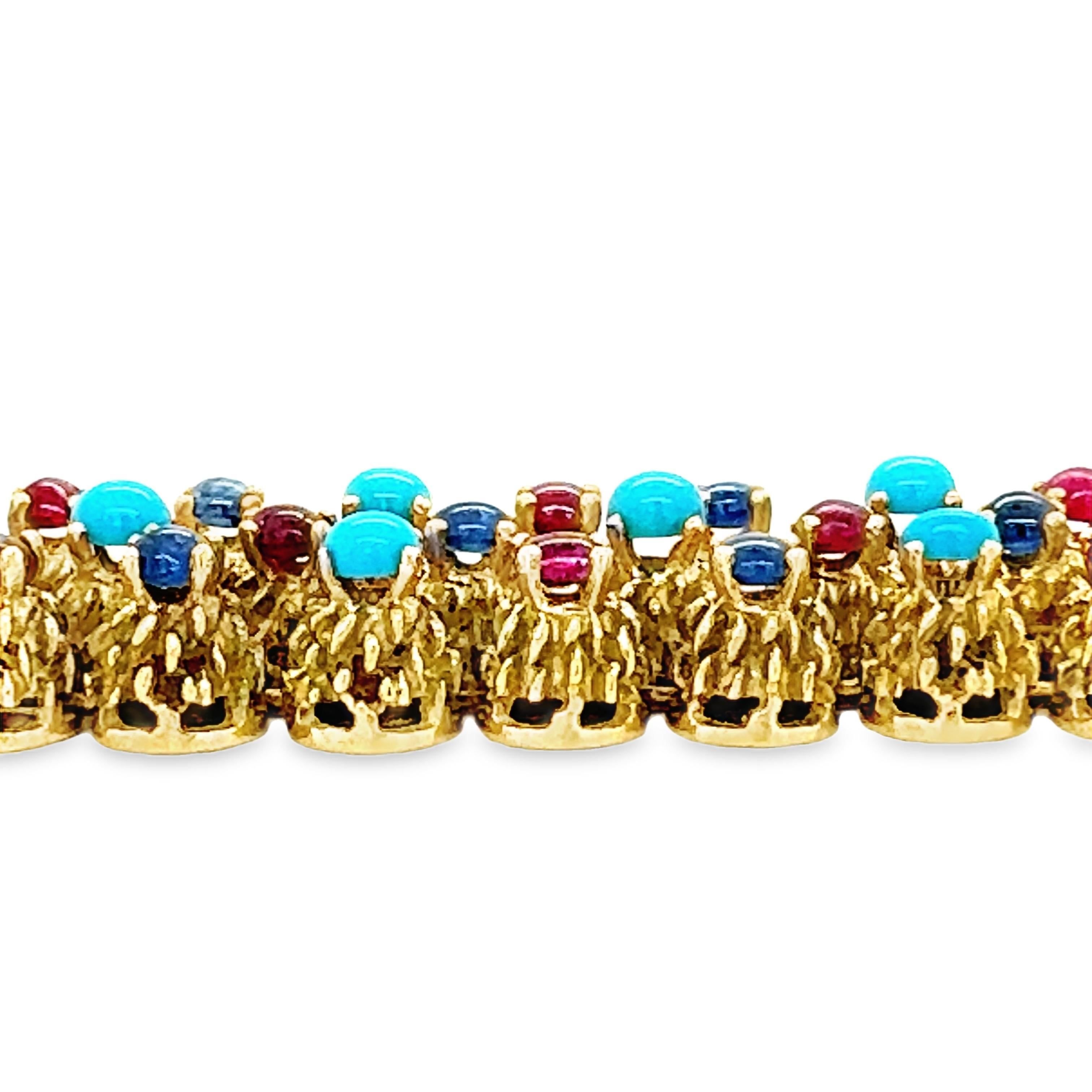 Voici un bracelet vibrant en or jaune 18 carats qui présente un mélange harmonieux de couleurs et de textures. Cette pièce exquise présente des maillons en or texturé ornés d'une étonnante gamme de pierres précieuses multicolores, dont 24 perles