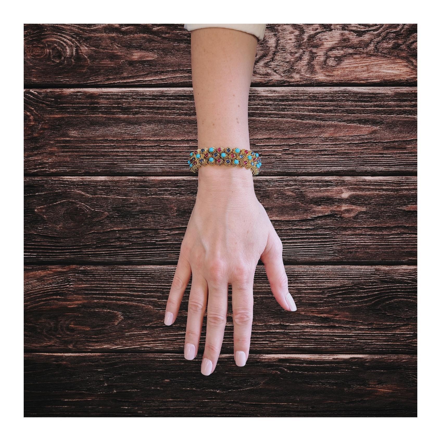 Bracelet en or jaune 18 carats, rubis, saphirs et turquoises en vente 1