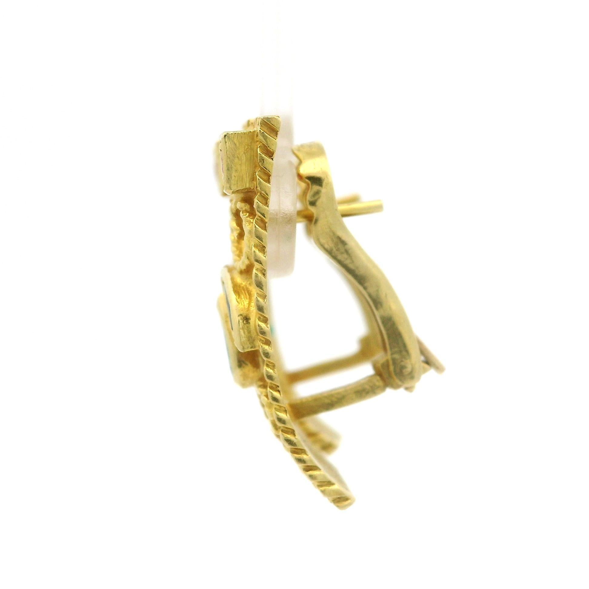Donna Orecchini Omega in oro giallo 18k con rubino, zaffiro e smeraldo, con lavorazione a spirale in vendita