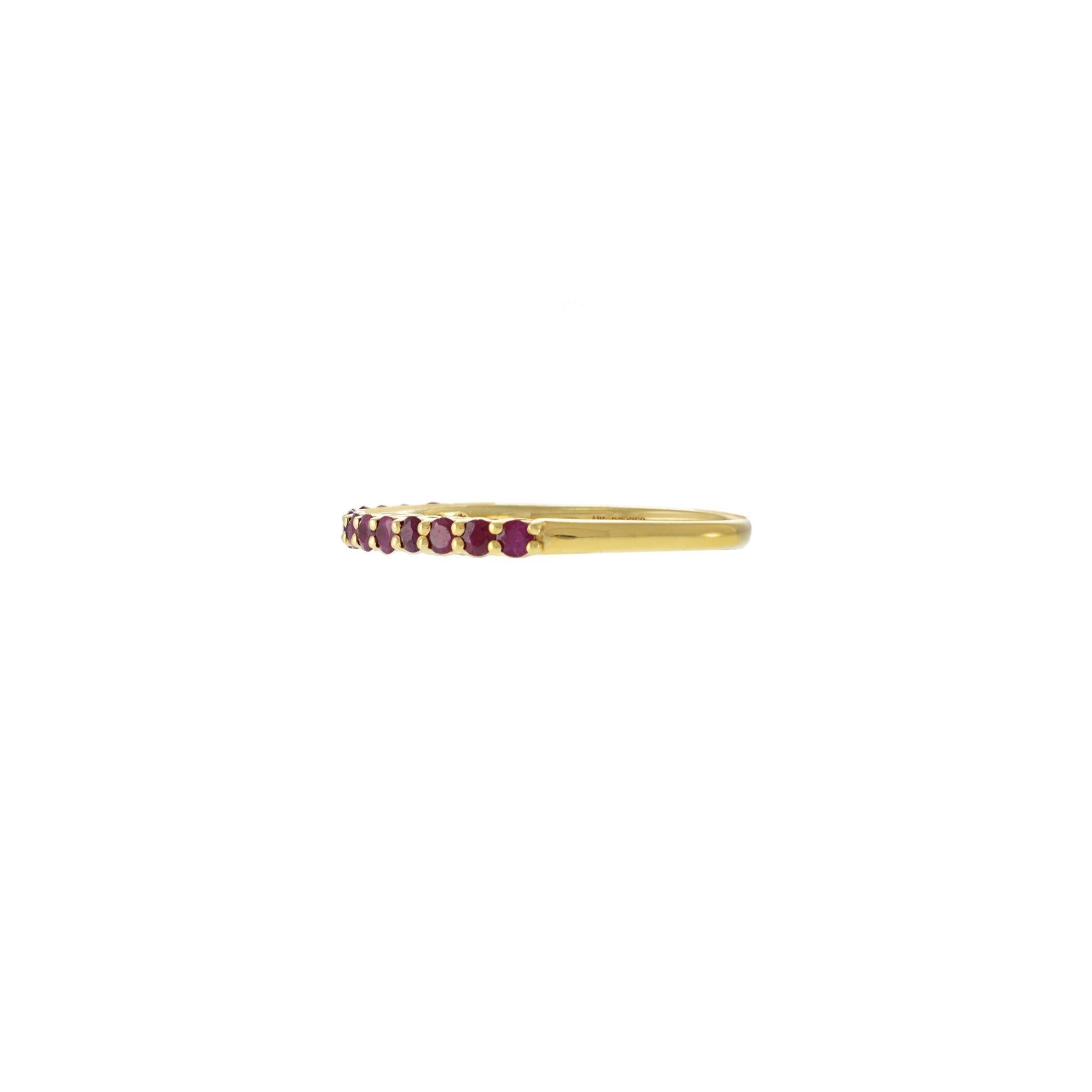 Une délicate rangée de rubis rouges vibrants ajoute juste la bonne quantité de couleur à ce bracelet classique en or jaune 18 carats. Conçue avec 13 rubis ronds totalisant 0,54 carats, la monture à pinces ouvertes permet à la lumière de mettre en